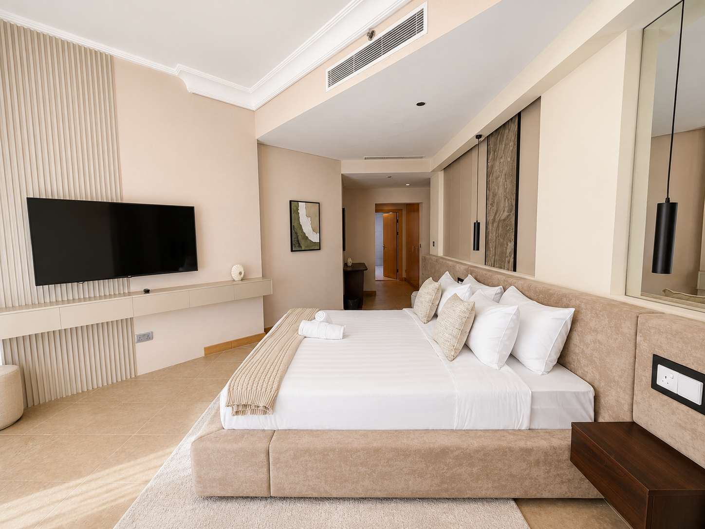 Newly Renovated Spacious Beachfront 2 Bed in Palm Jumeirah - Image 12