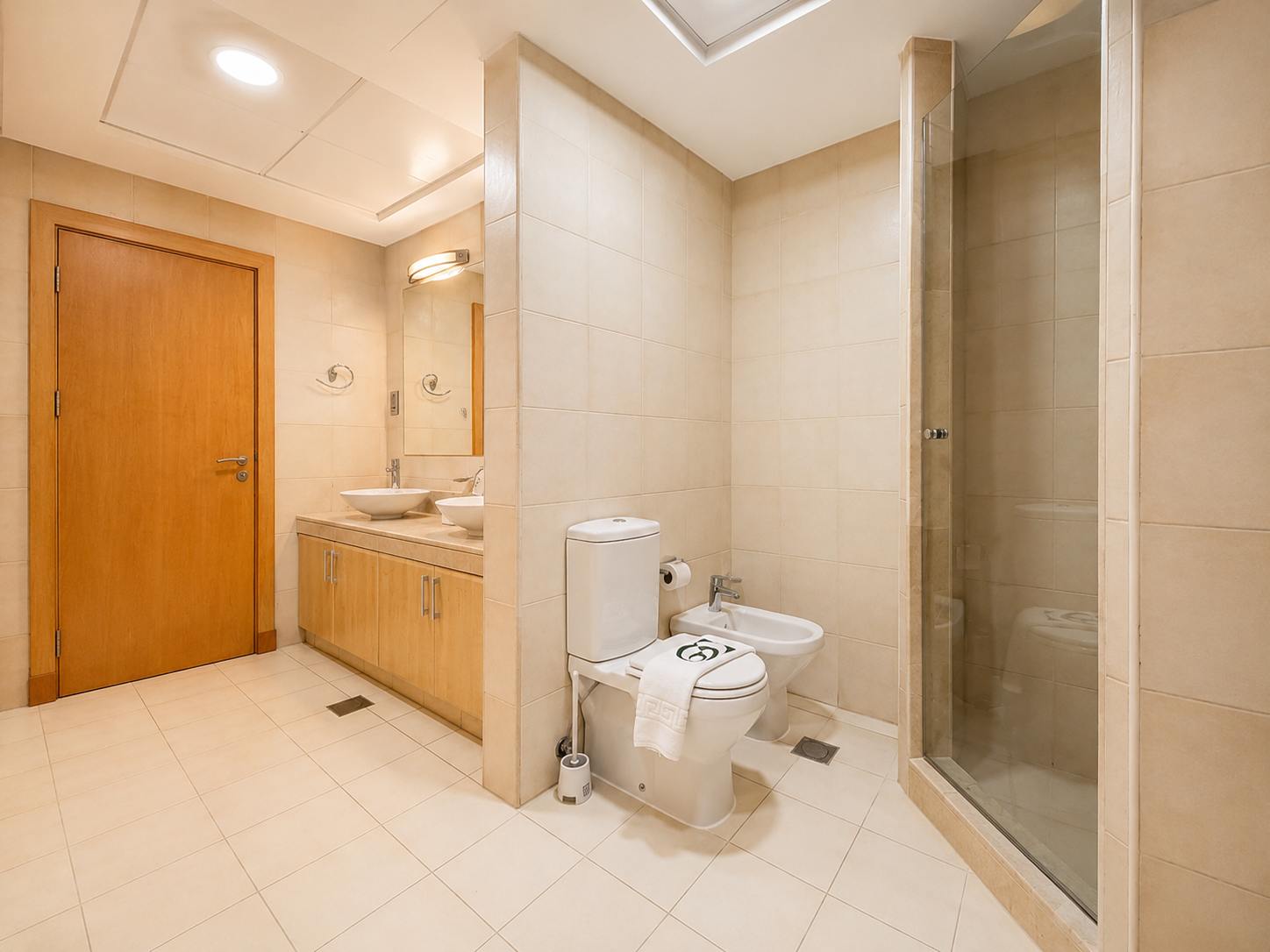 Newly Renovated Spacious Beachfront 2 Bed in Palm Jumeirah - Image 24