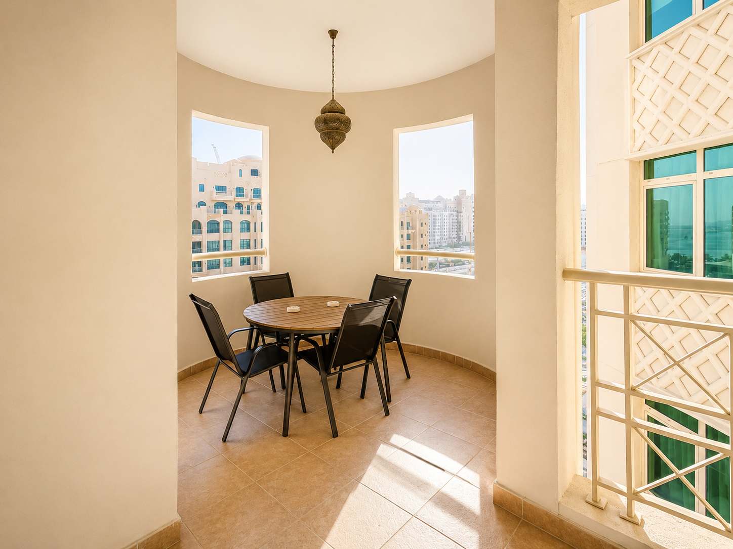 Newly Renovated Spacious Beachfront 2 Bed in Palm Jumeirah - Image 30