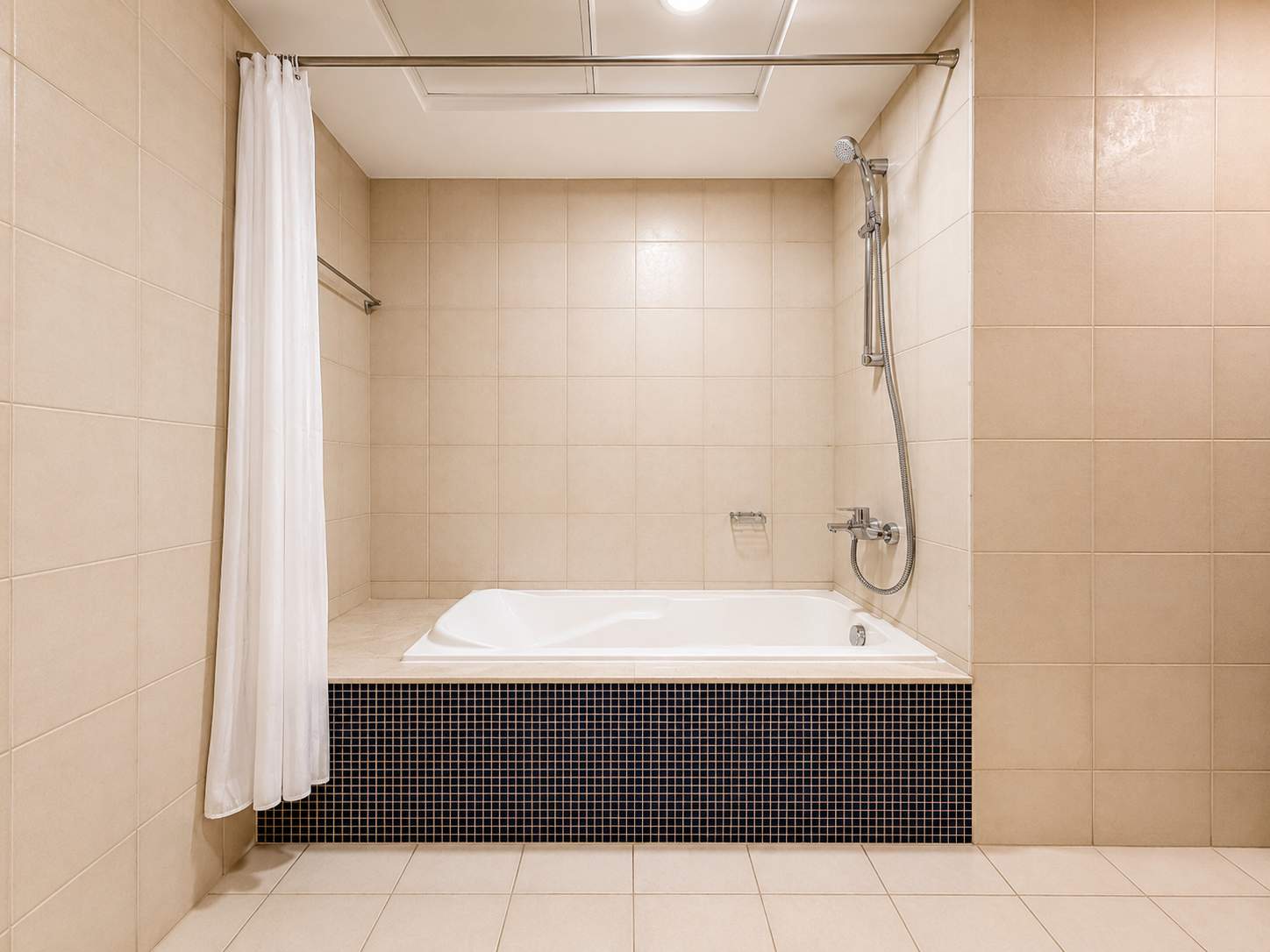 Newly Renovated Spacious Beachfront 2 Bed in Palm Jumeirah - Image 19