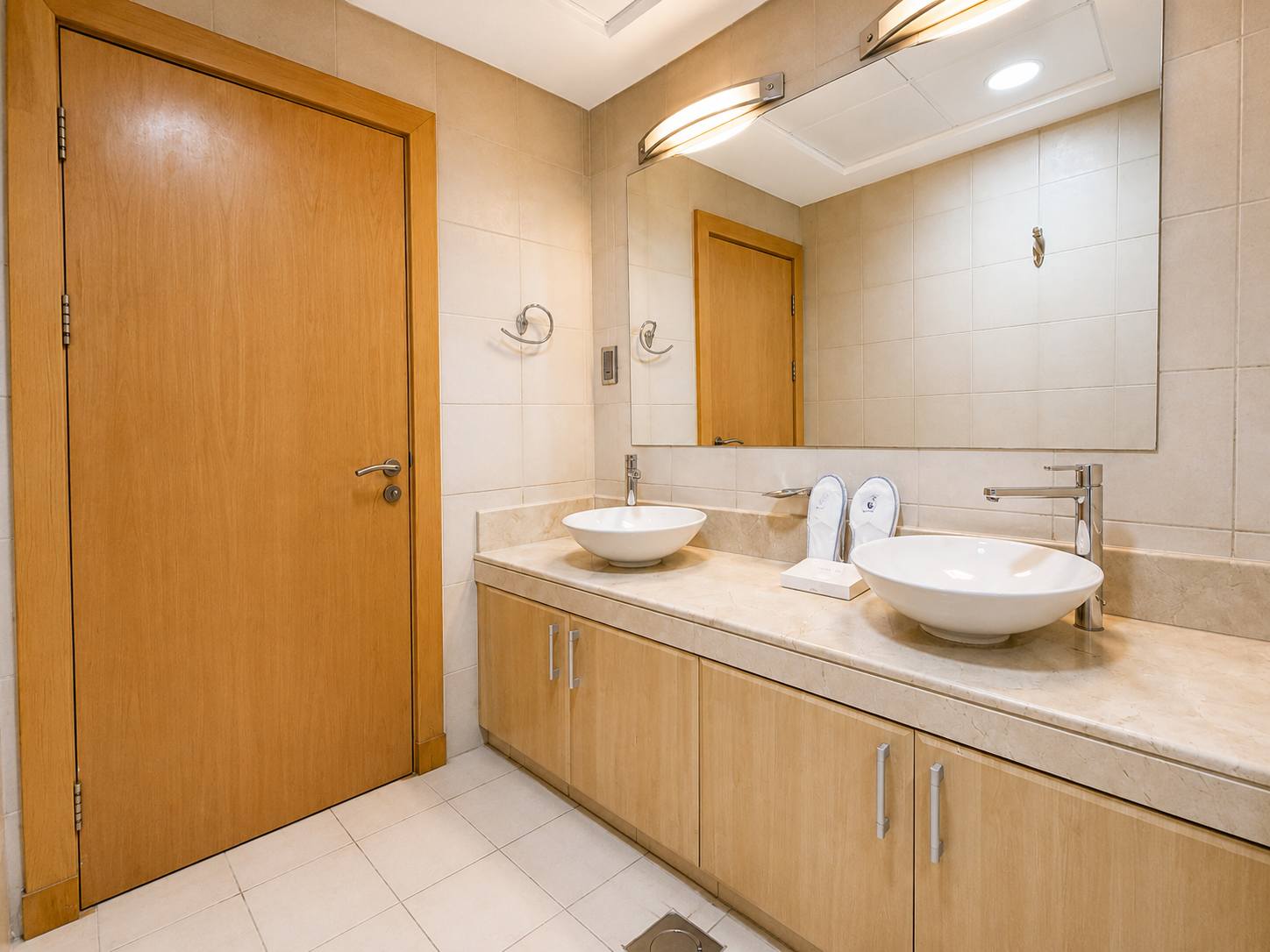Newly Renovated Spacious Beachfront 2 Bed in Palm Jumeirah - Image 25