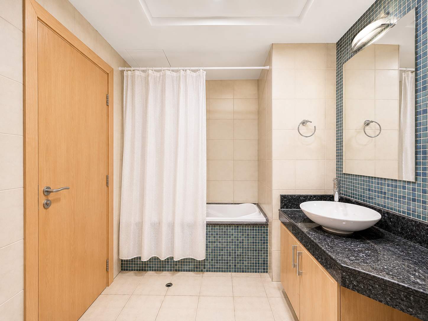 Newly Renovated Spacious Beachfront 2 Bed in Palm Jumeirah - Image 17