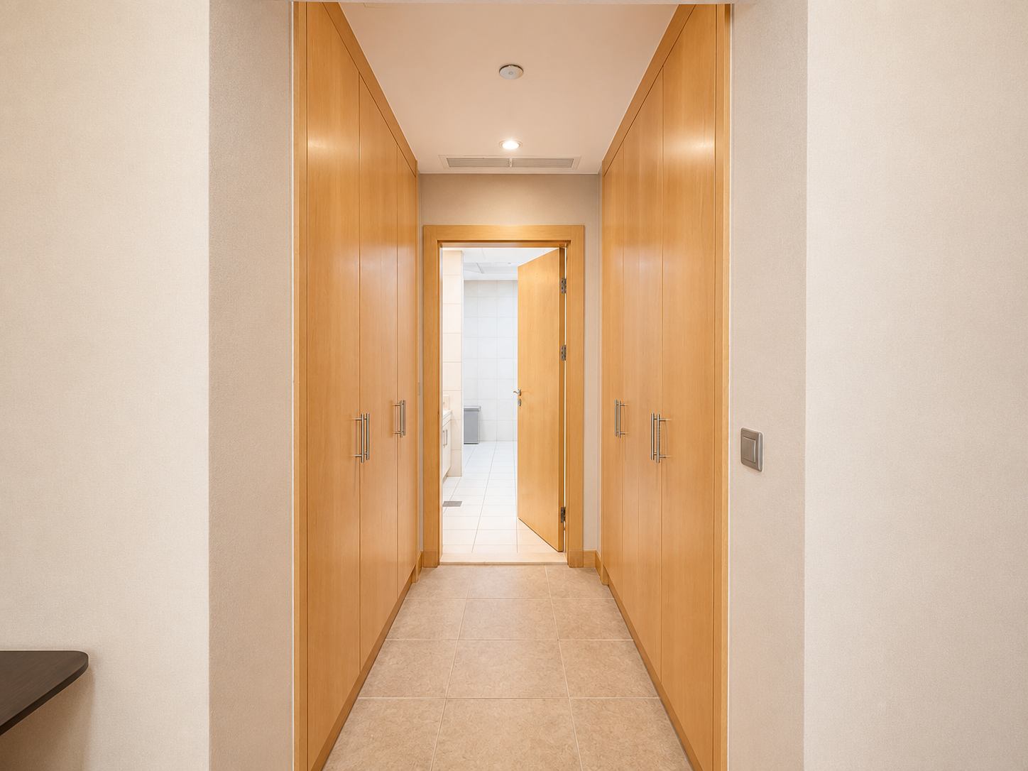 Newly Renovated Spacious Beachfront 2 Bed in Palm Jumeirah - Image 16