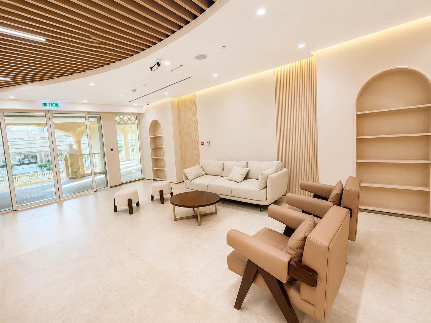 Newly Renovated Spacious Beachfront 2 Bed in Palm Jumeirah - Image 33