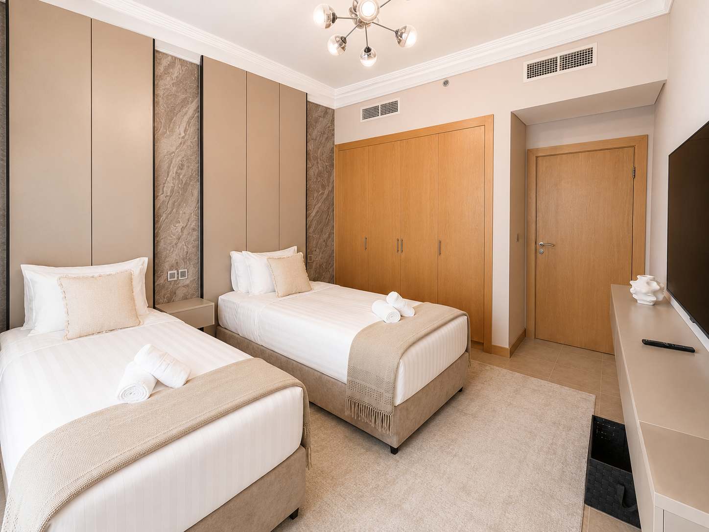 Newly Renovated Spacious Beachfront 2 Bed in Palm Jumeirah - Image 21
