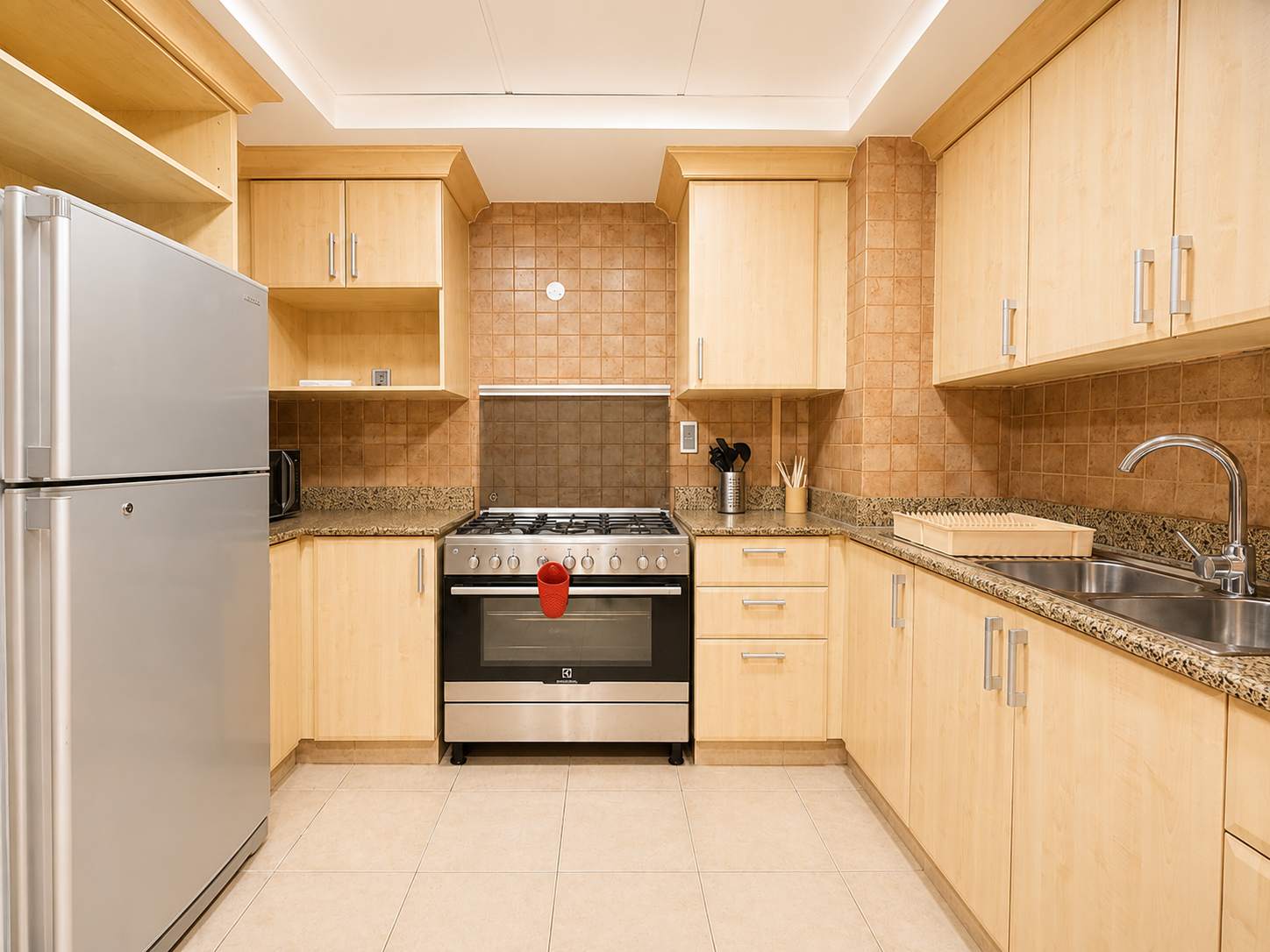 Newly Renovated Spacious Beachfront 2 Bed in Palm Jumeirah - Image 9