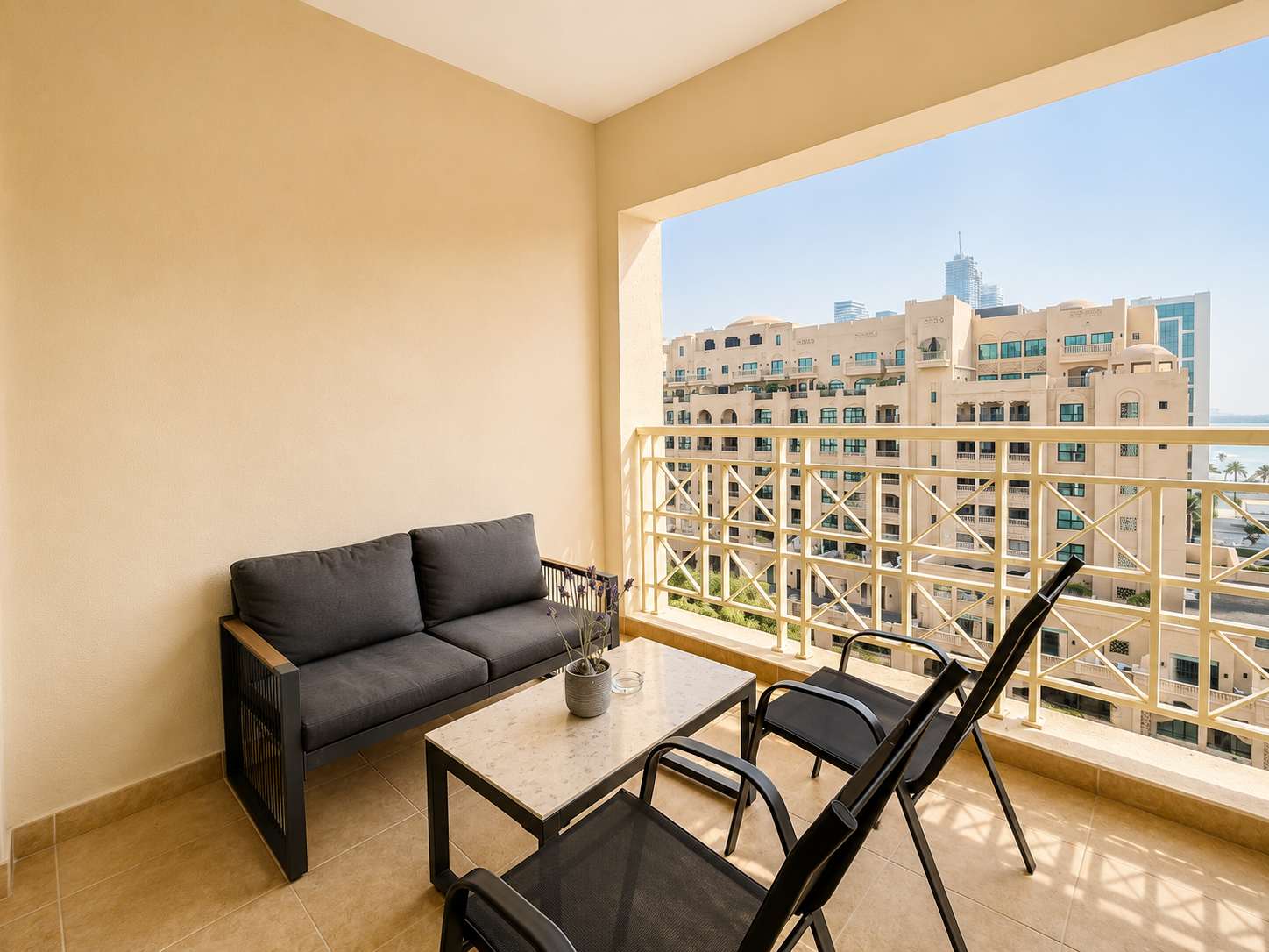 Newly Renovated Spacious Beachfront 2 Bed in Palm Jumeirah - Image 31