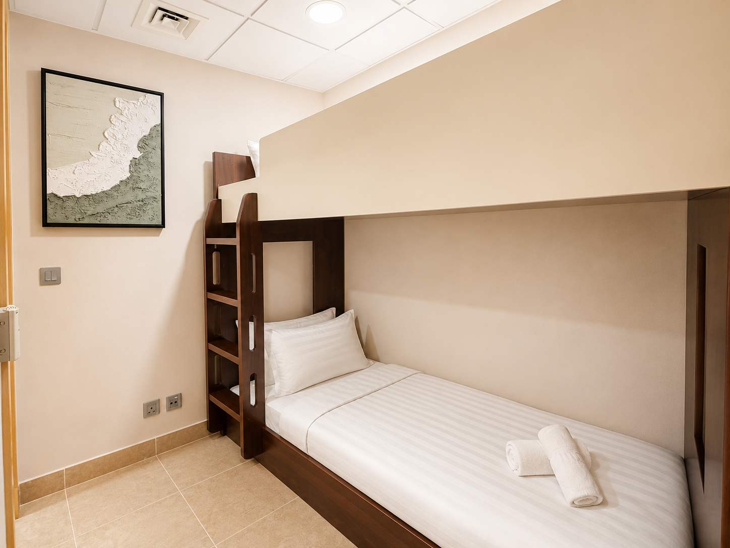 Newly Renovated Spacious Beachfront 2 Bed in Palm Jumeirah - Image 28