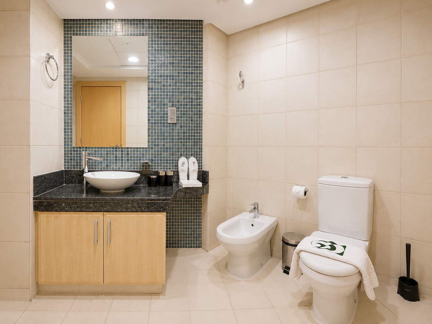 Newly Renovated Spacious Beachfront 2 Bed in Palm Jumeirah - Image 18