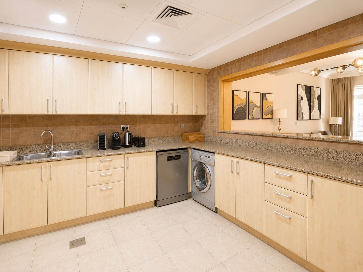 Newly Renovated Spacious Beachfront 2 Bed in Palm Jumeirah - Image 8