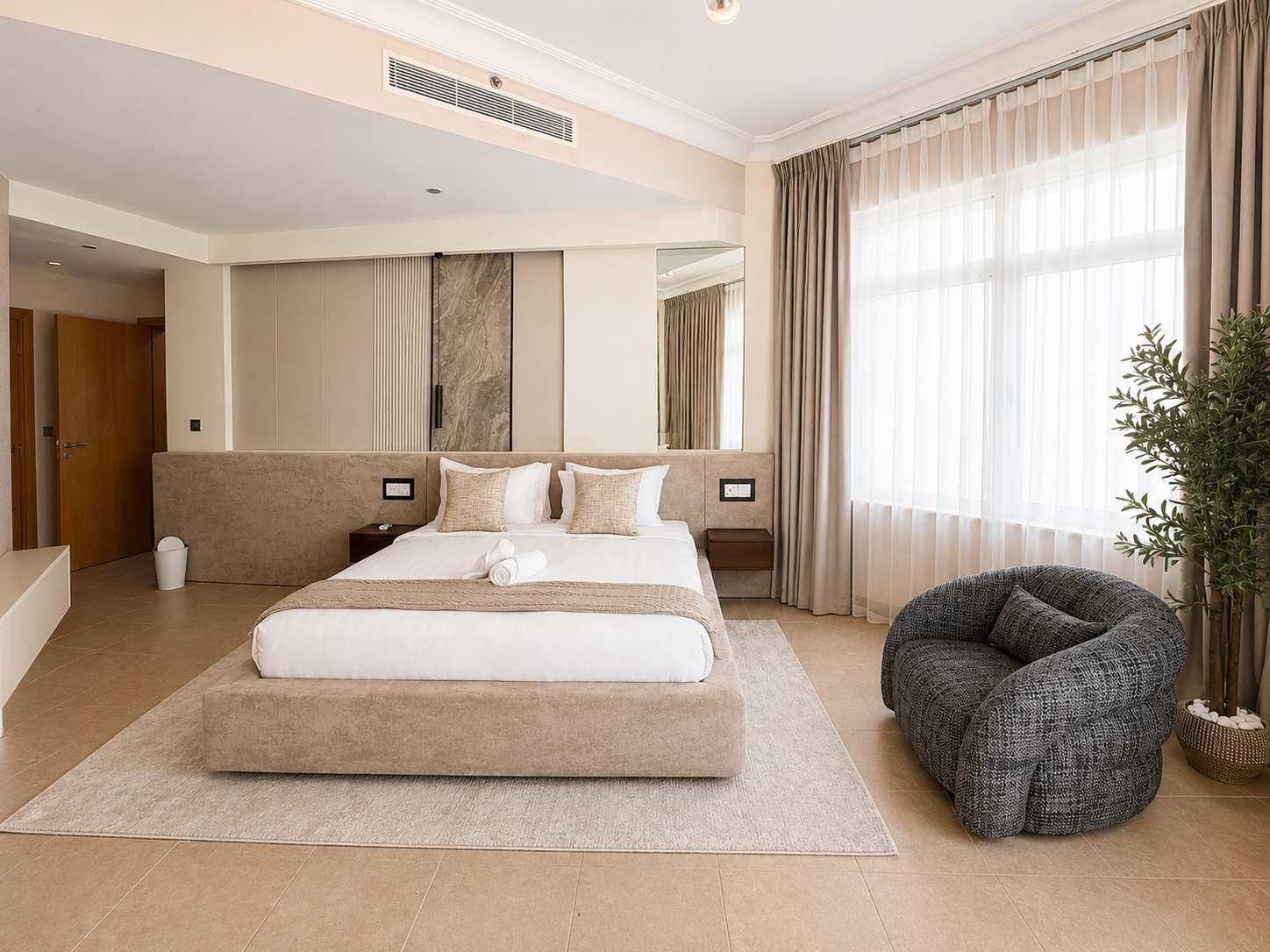 Newly Renovated Spacious Beachfront 2 Bed in Palm Jumeirah - Image 14