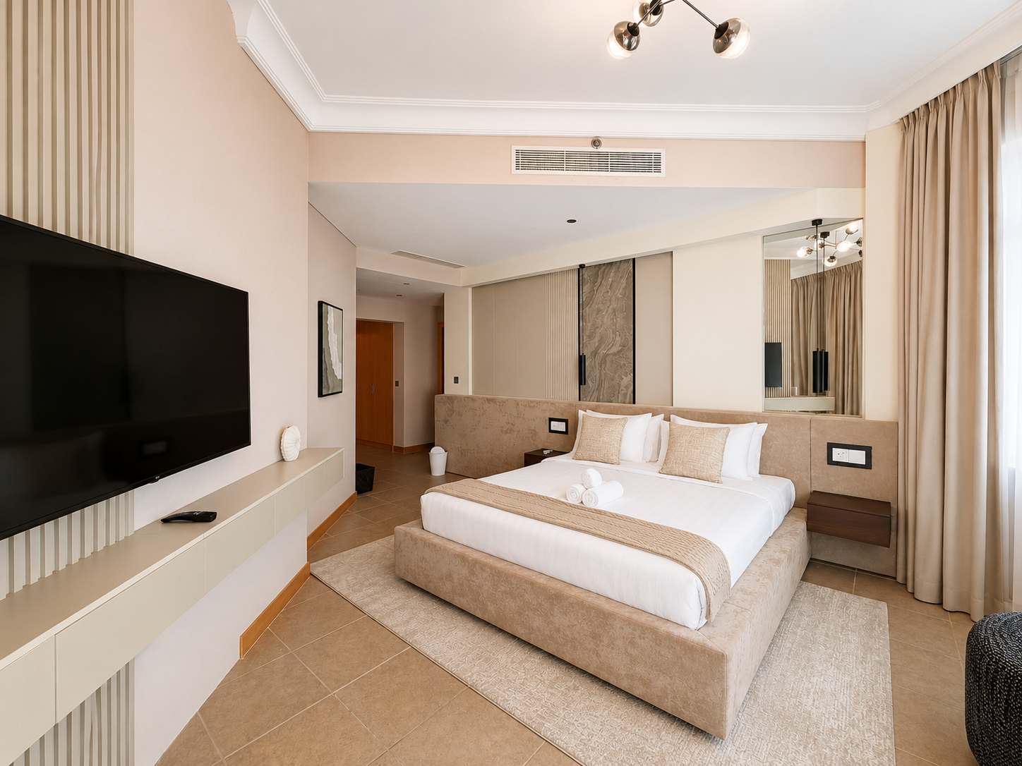 Newly Renovated Spacious Beachfront 2 Bed in Palm Jumeirah - Image 13