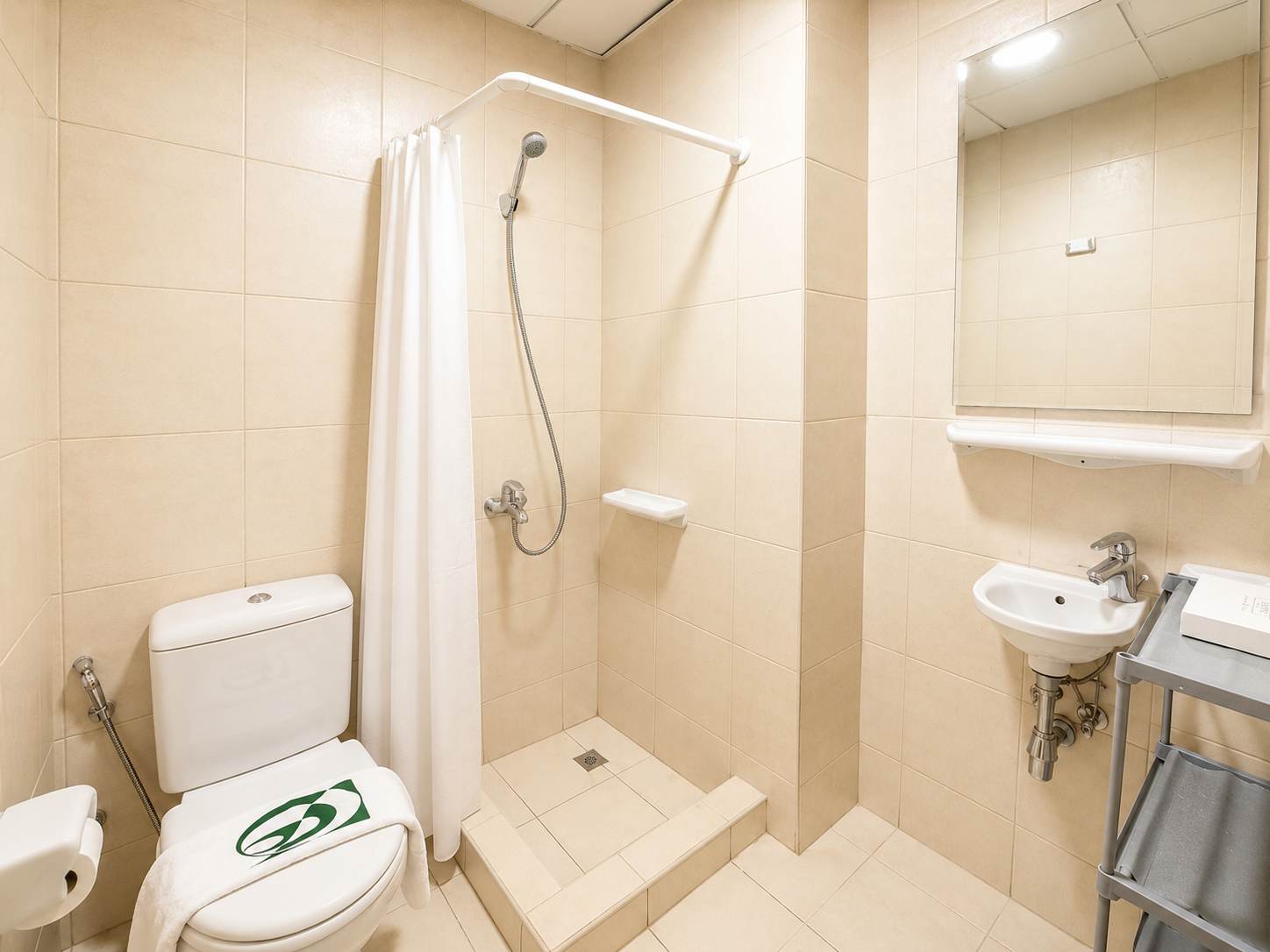 Newly Renovated Spacious Beachfront 2 Bed in Palm Jumeirah - Image 29