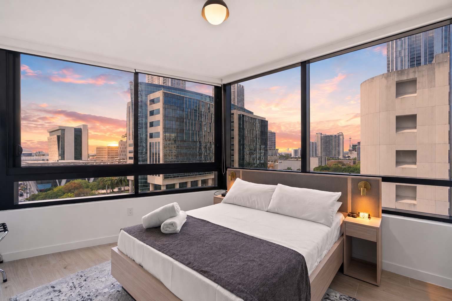 1BR | Walk to Bayside | Rooftop Pool & Gym