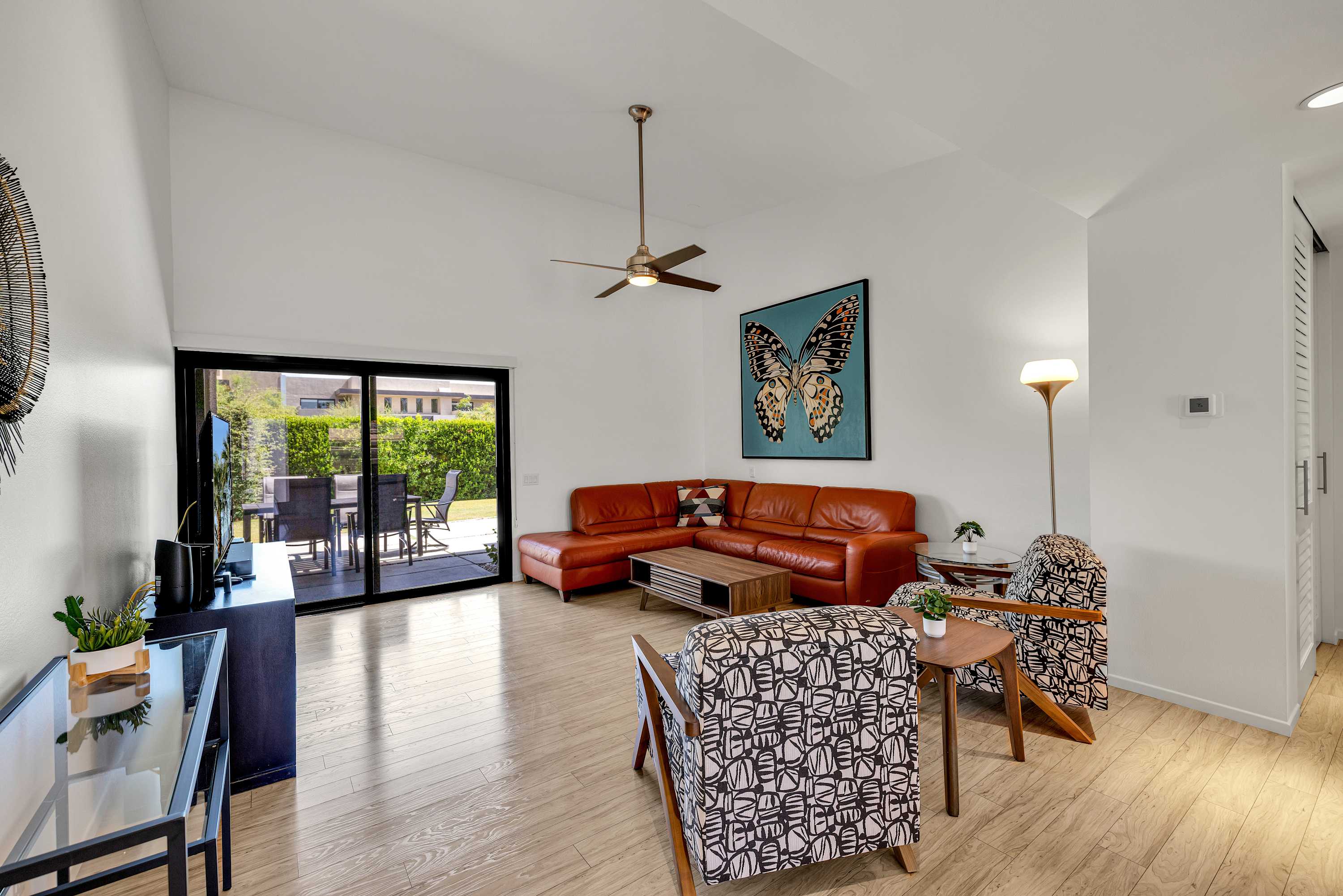 Rose Garden Escape - Stylish 2 Bedroom Condo