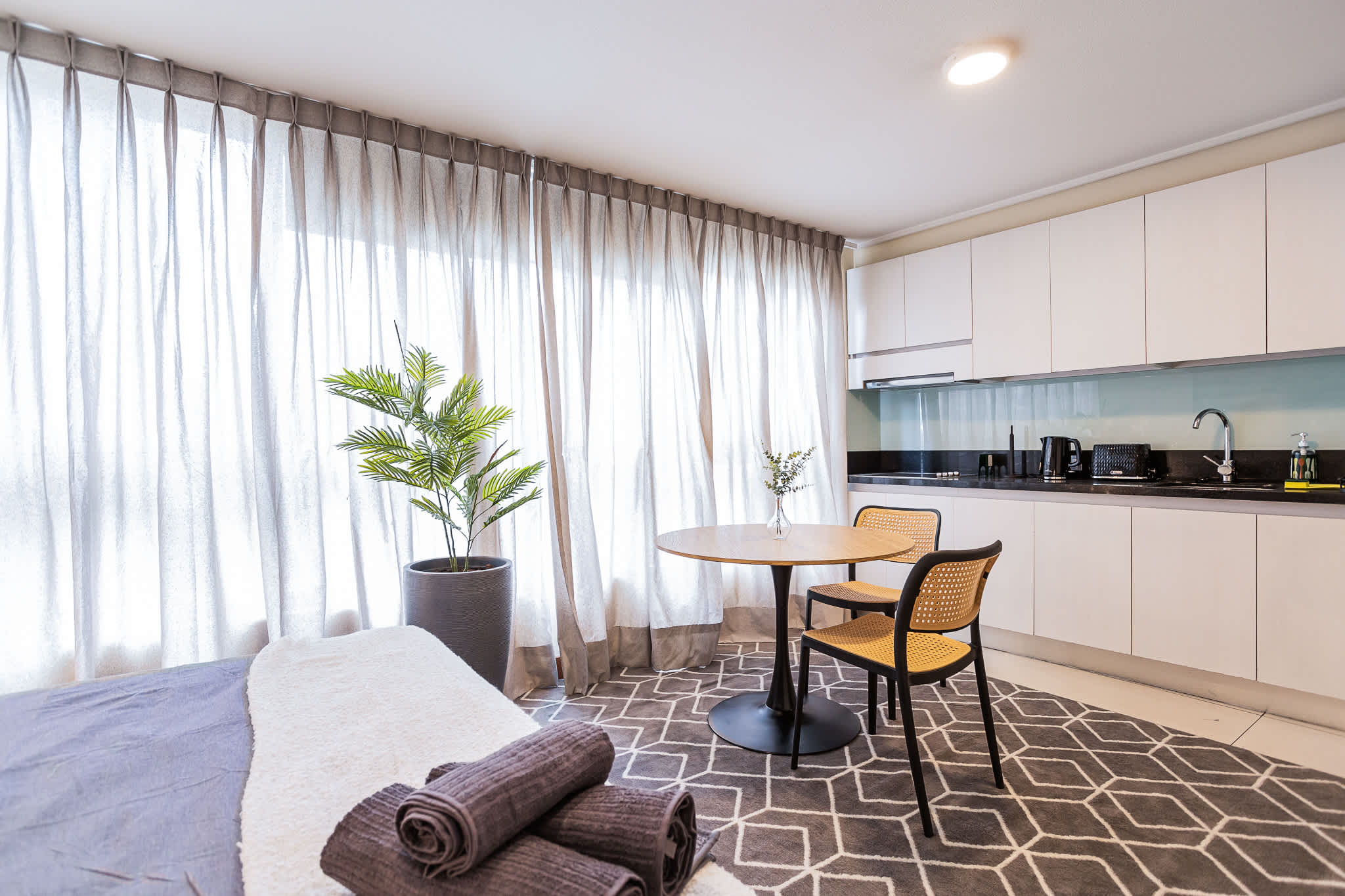 Studio in Las Condes: Pool, Gym & Prime Location!