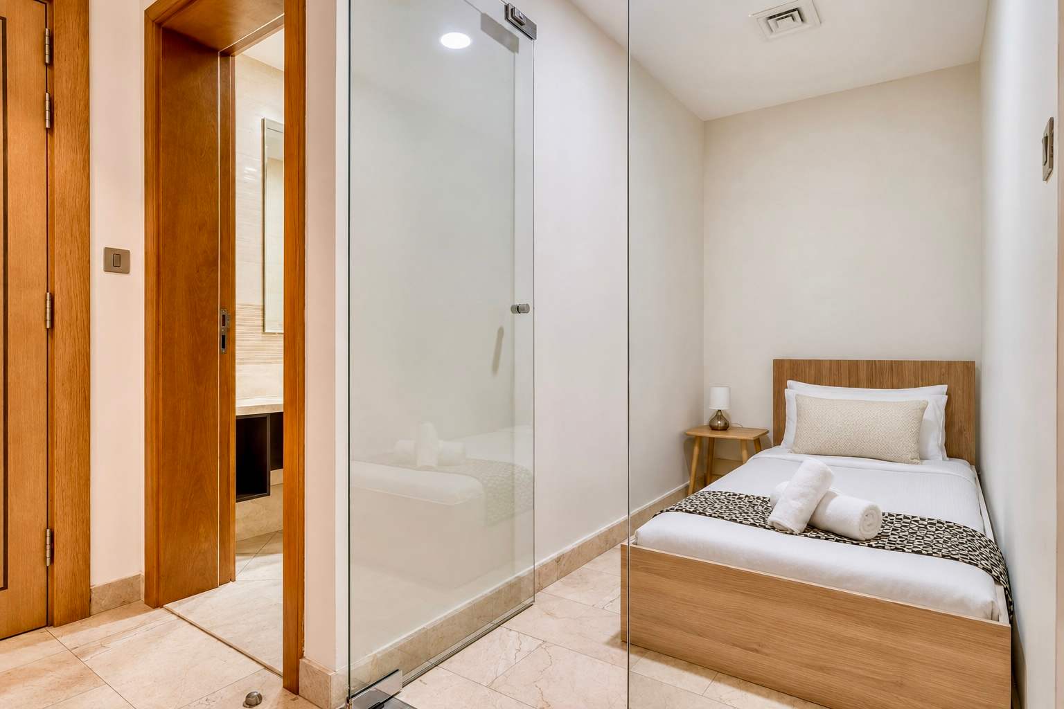 Dubai Marina Luxury: 3BR Apartment with Pool & Gym - Image 20