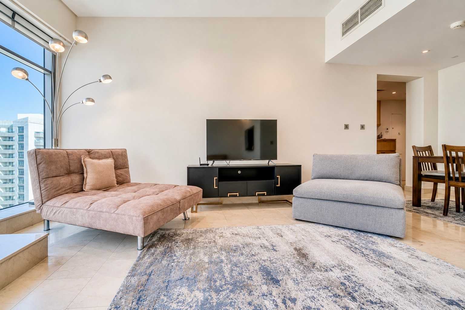 Dubai Marina Luxury: 3BR Apartment with Pool & Gym - Image 5