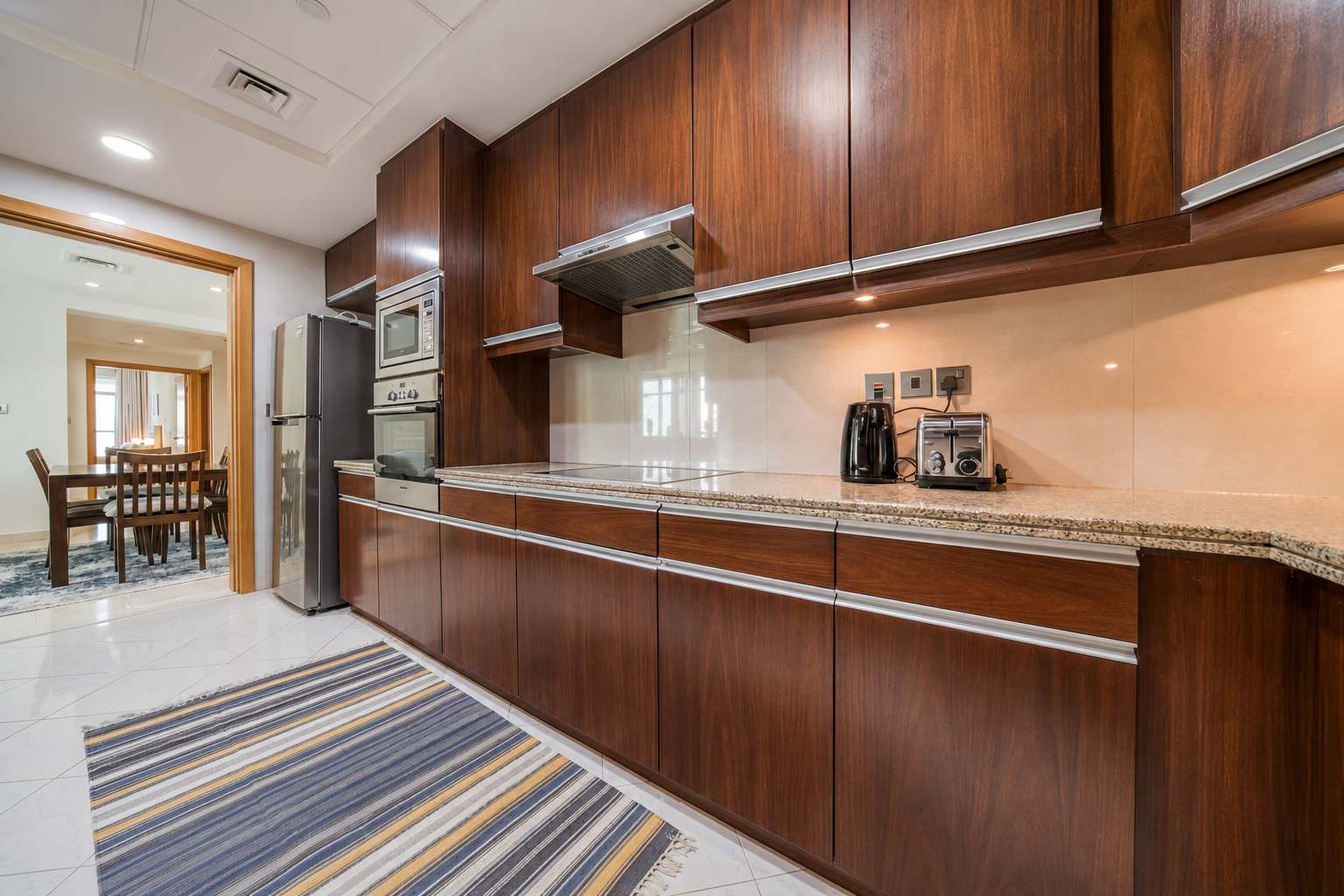 Dubai Marina Luxury: 3BR Apartment with Pool & Gym - Image 8