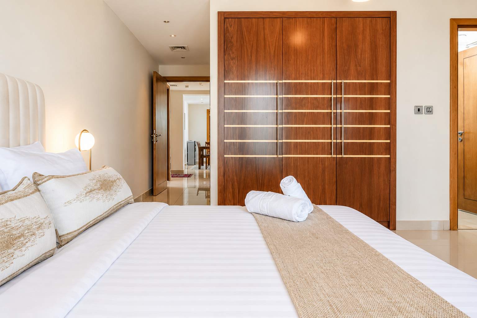 Dubai Marina Luxury: 3BR Apartment with Pool & Gym - Image 16