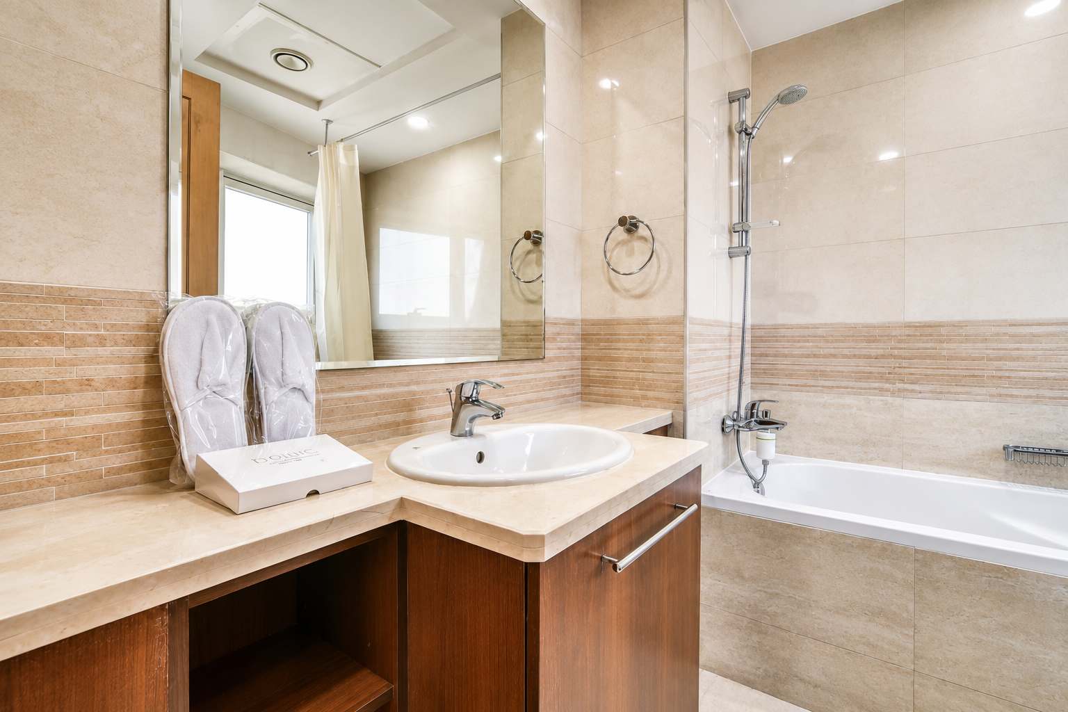 Dubai Marina Luxury: 3BR Apartment with Pool & Gym - Image 23