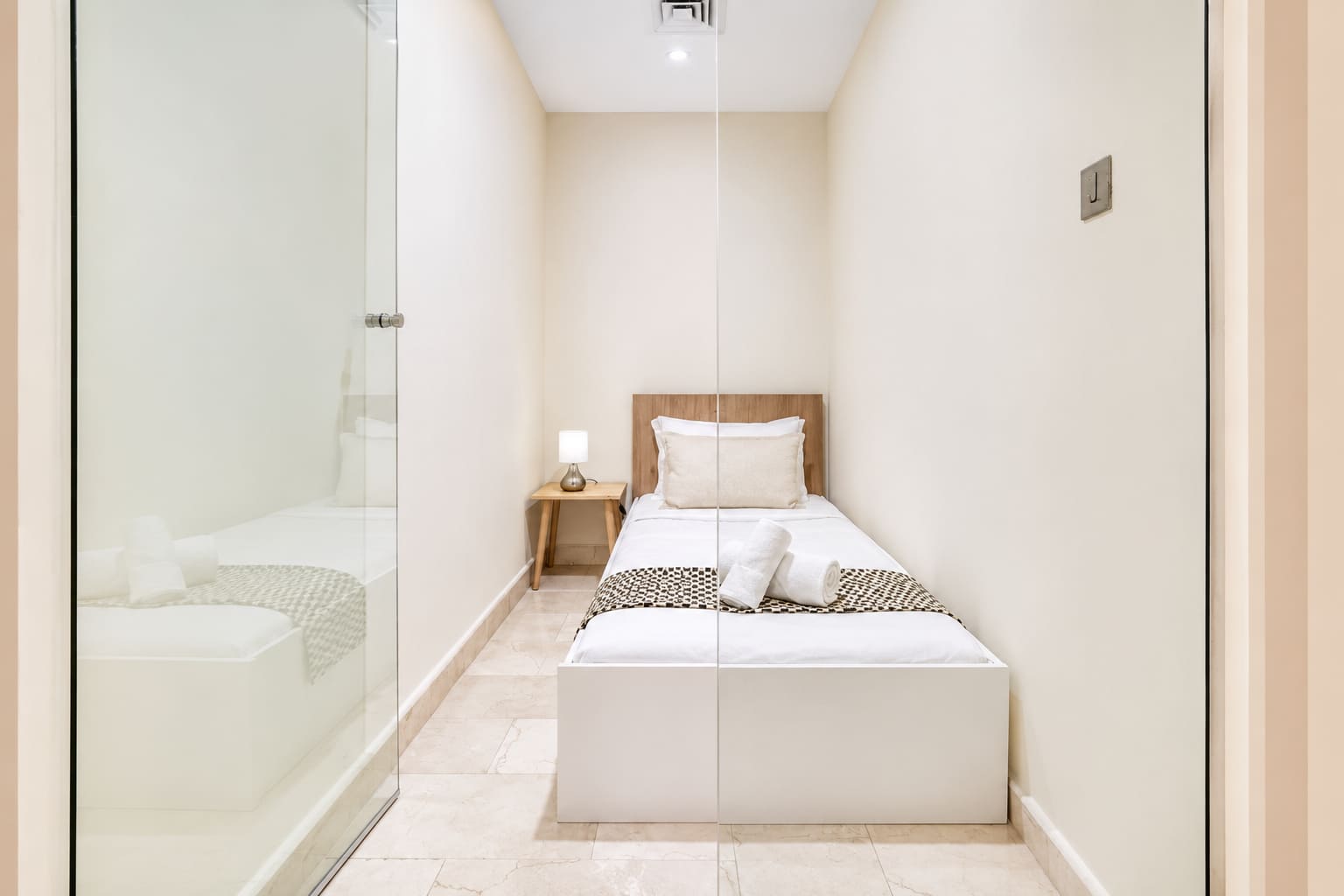 Dubai Marina Luxury: 3BR Apartment with Pool & Gym - Image 19