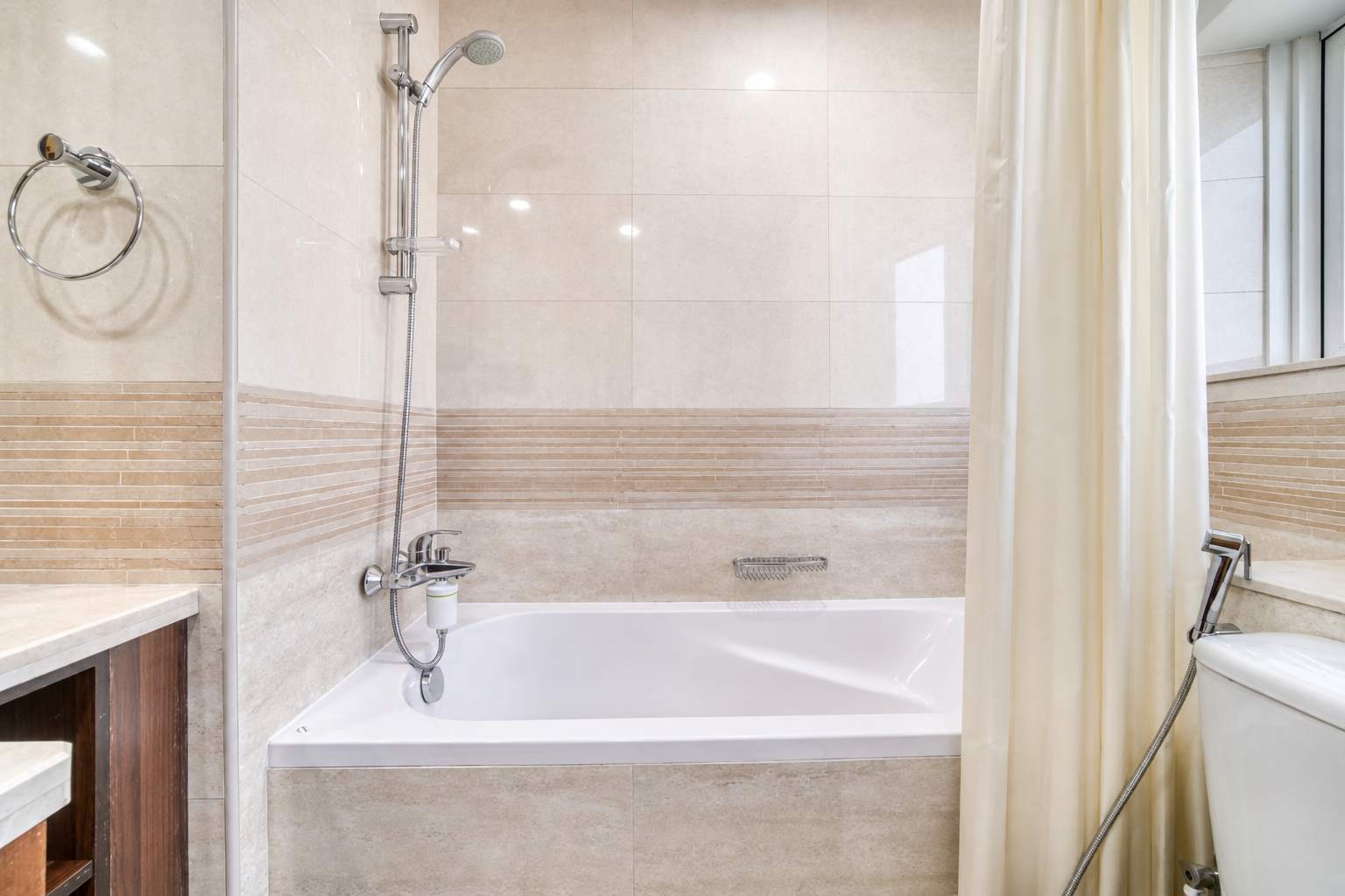 Dubai Marina Luxury: 3BR Apartment with Pool & Gym - Image 25