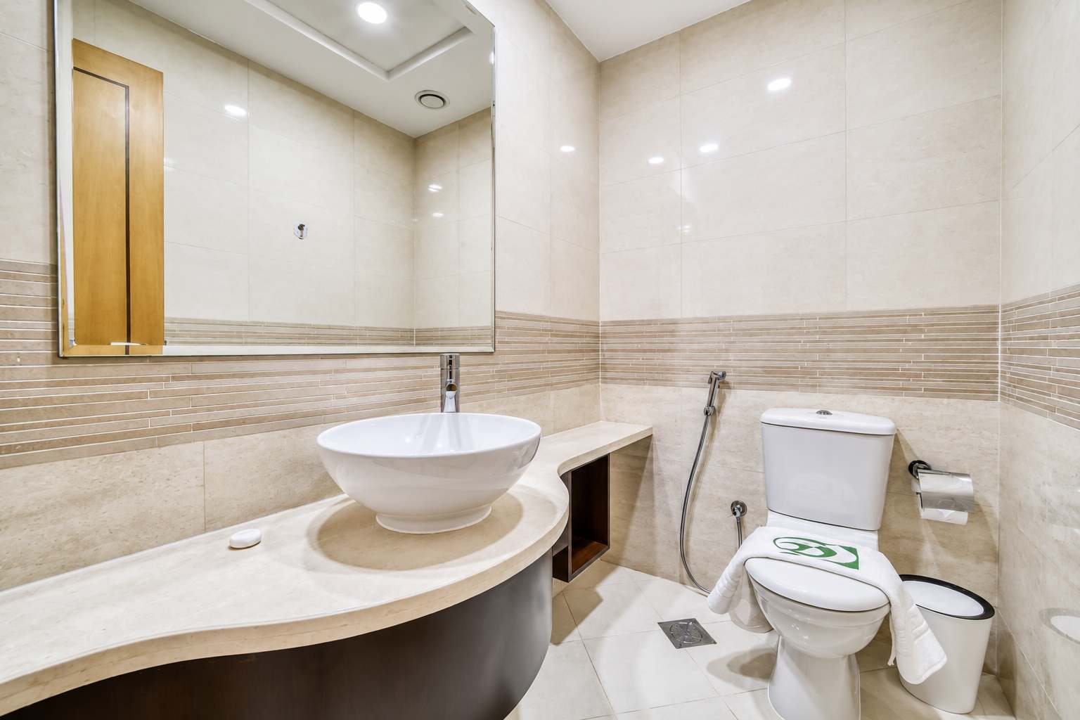 Dubai Marina Luxury: 3BR Apartment with Pool & Gym - Image 21