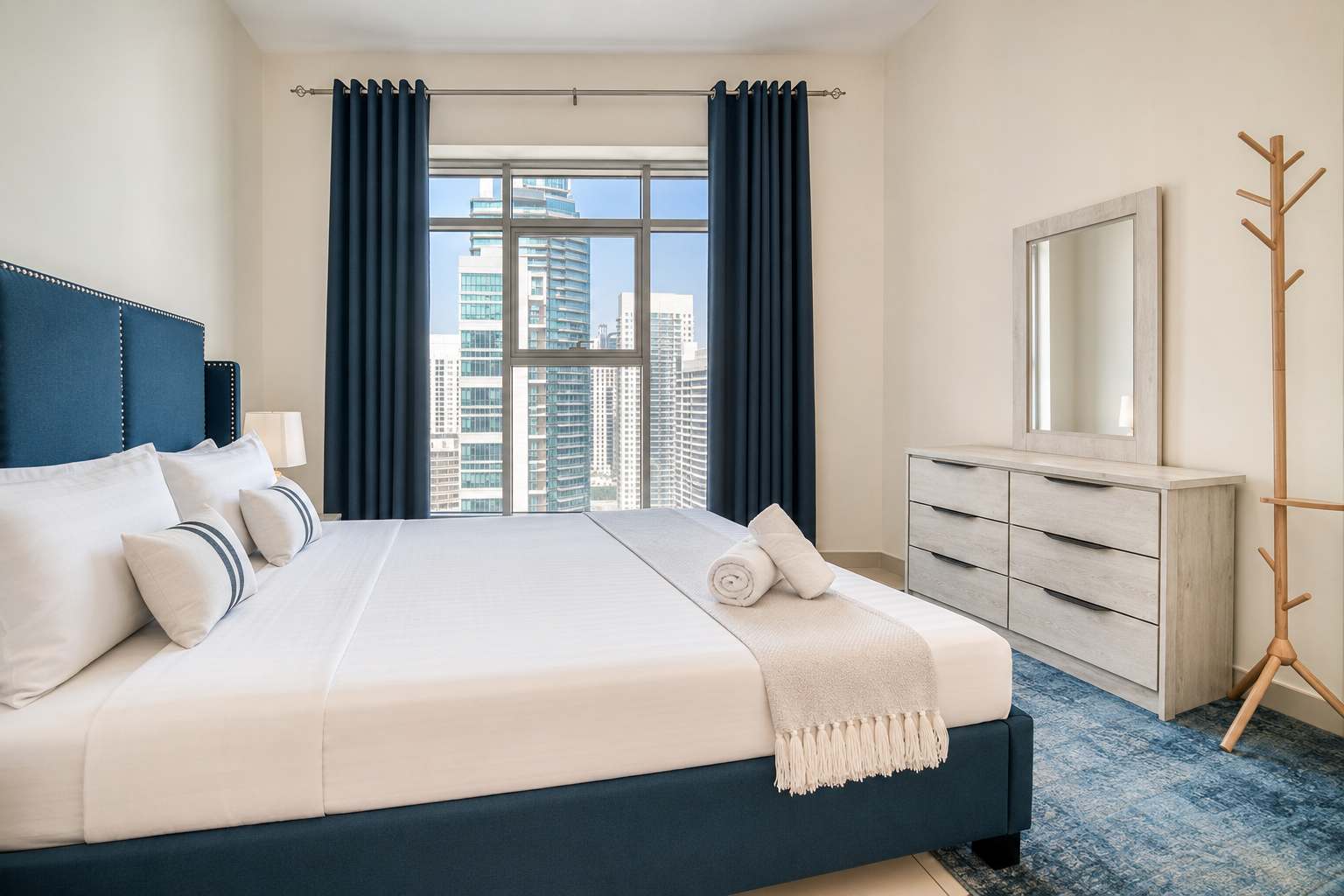 Dubai Marina Luxury: 3BR Apartment with Pool & Gym - Image 11