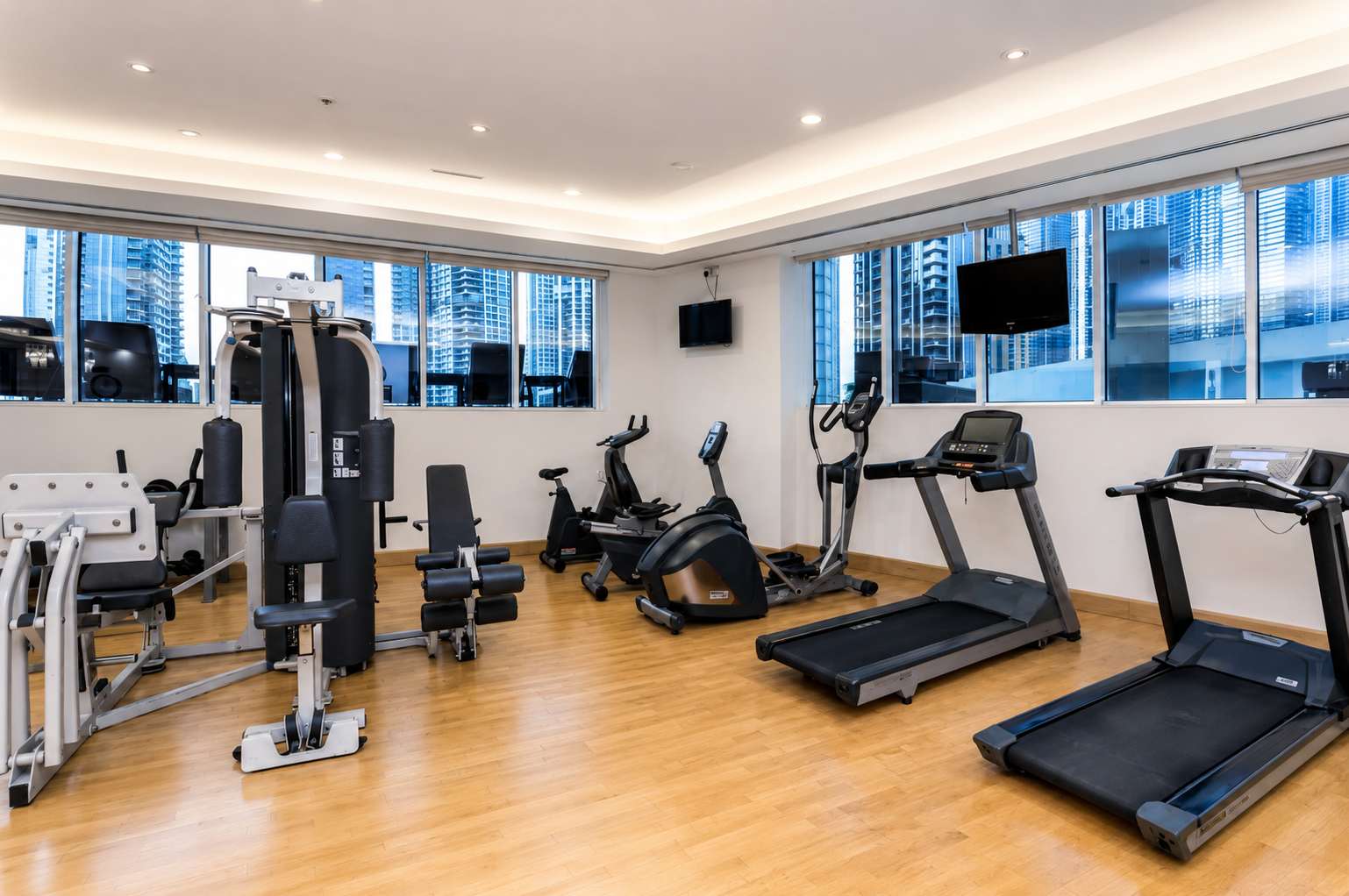 Dubai Marina Luxury: 3BR Apartment with Pool & Gym - Image 31