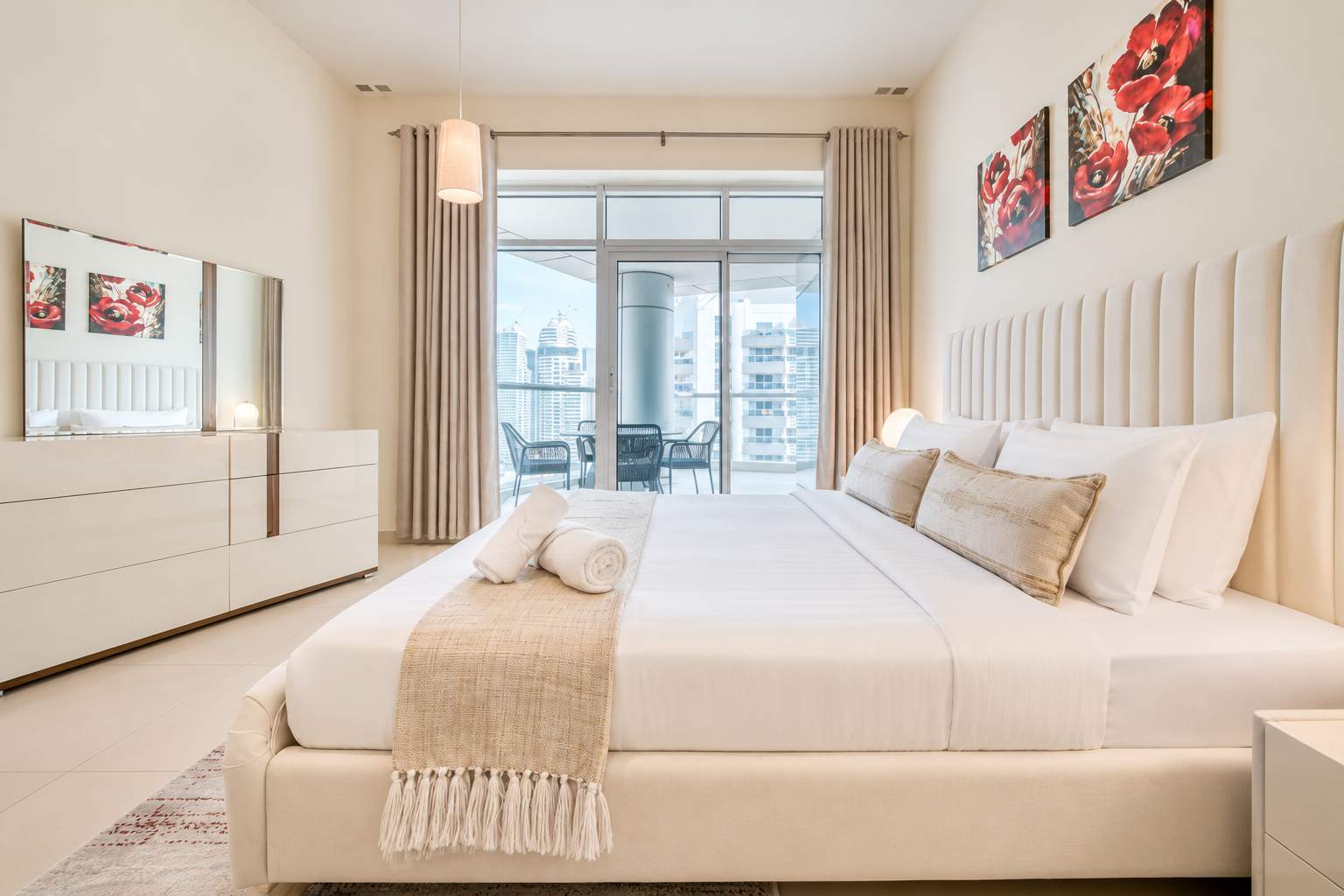 Dubai Marina Luxury: 3BR Apartment with Pool & Gym - Image 13