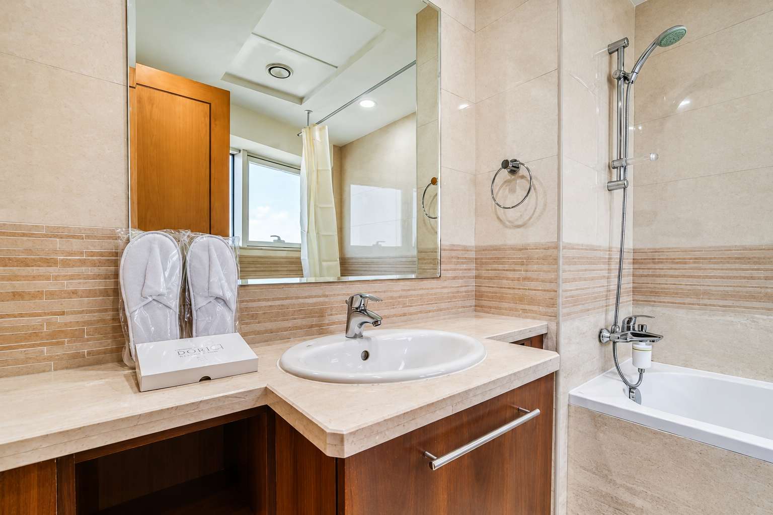 Dubai Marina Luxury: 3BR Apartment with Pool & Gym - Image 24