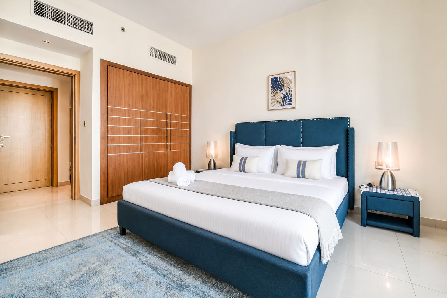 Dubai Marina Luxury: 3BR Apartment with Pool & Gym - Image 10