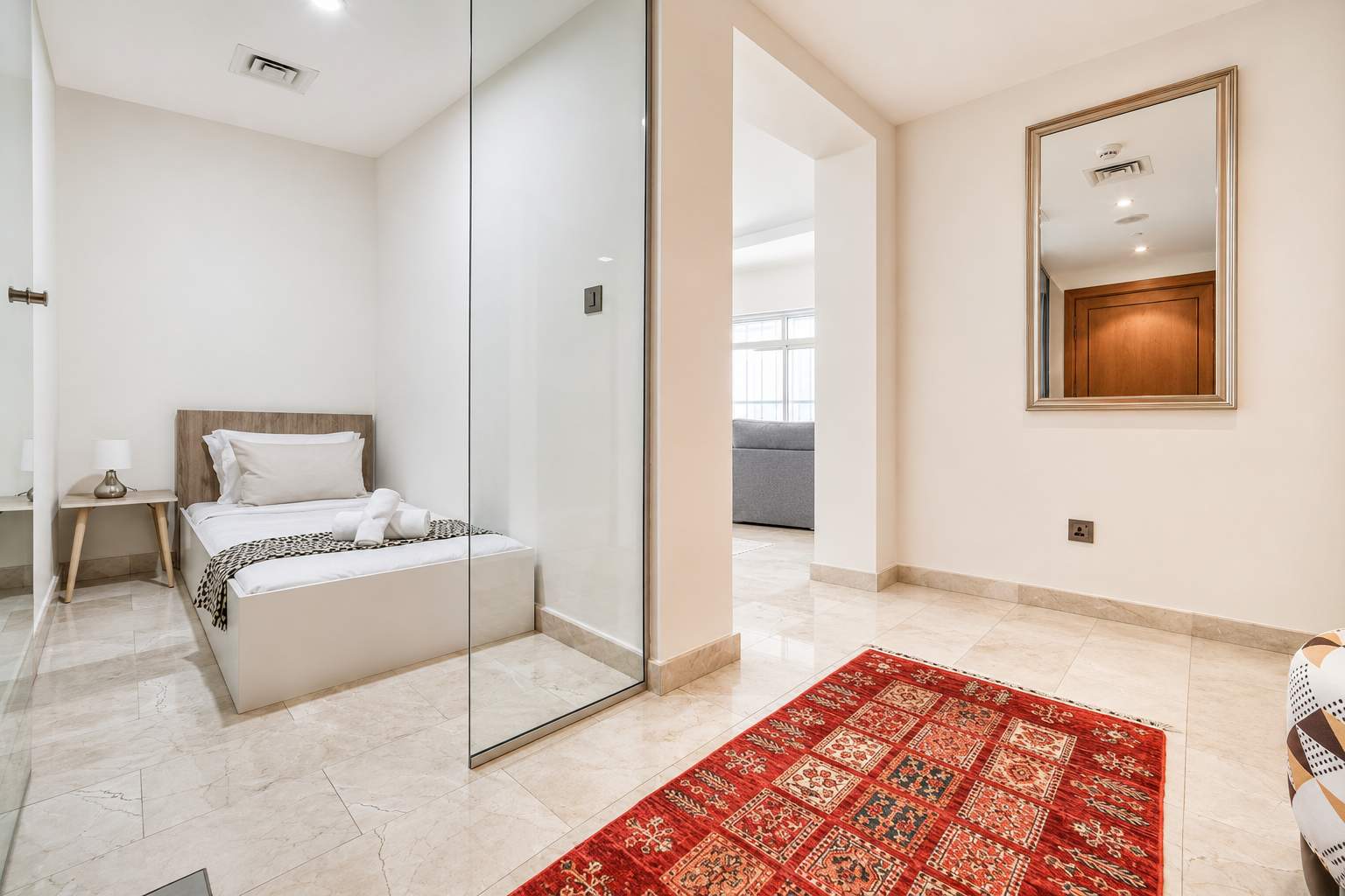 Dubai Marina Luxury: 3BR Apartment with Pool & Gym - Image 18