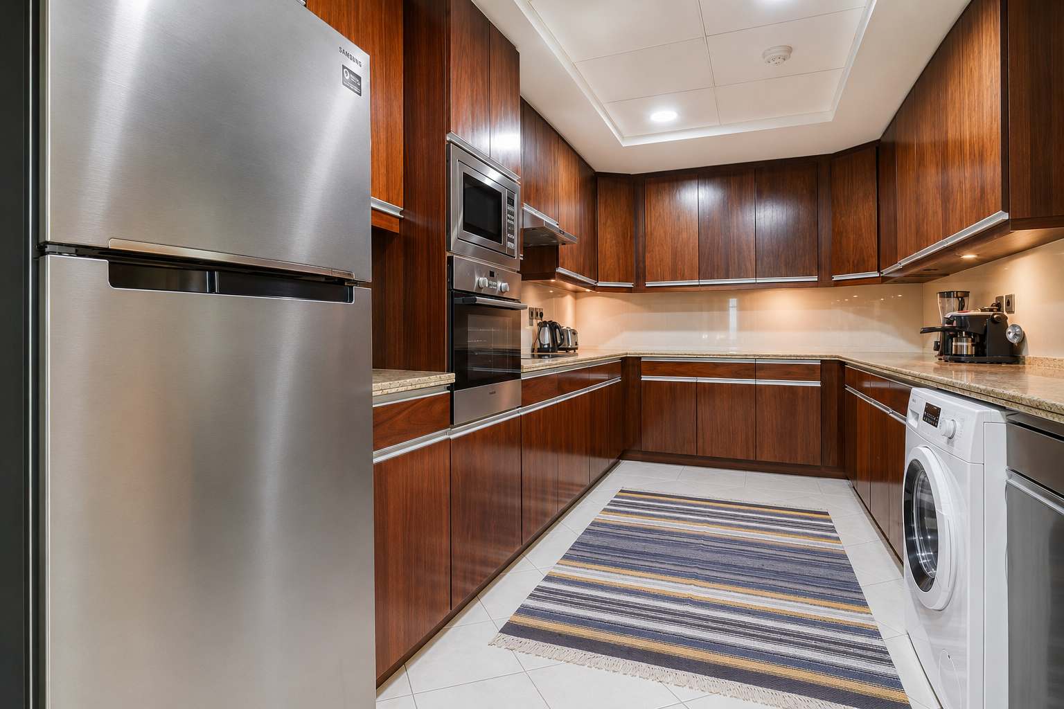 Dubai Marina Luxury: 3BR Apartment with Pool & Gym - Image 9