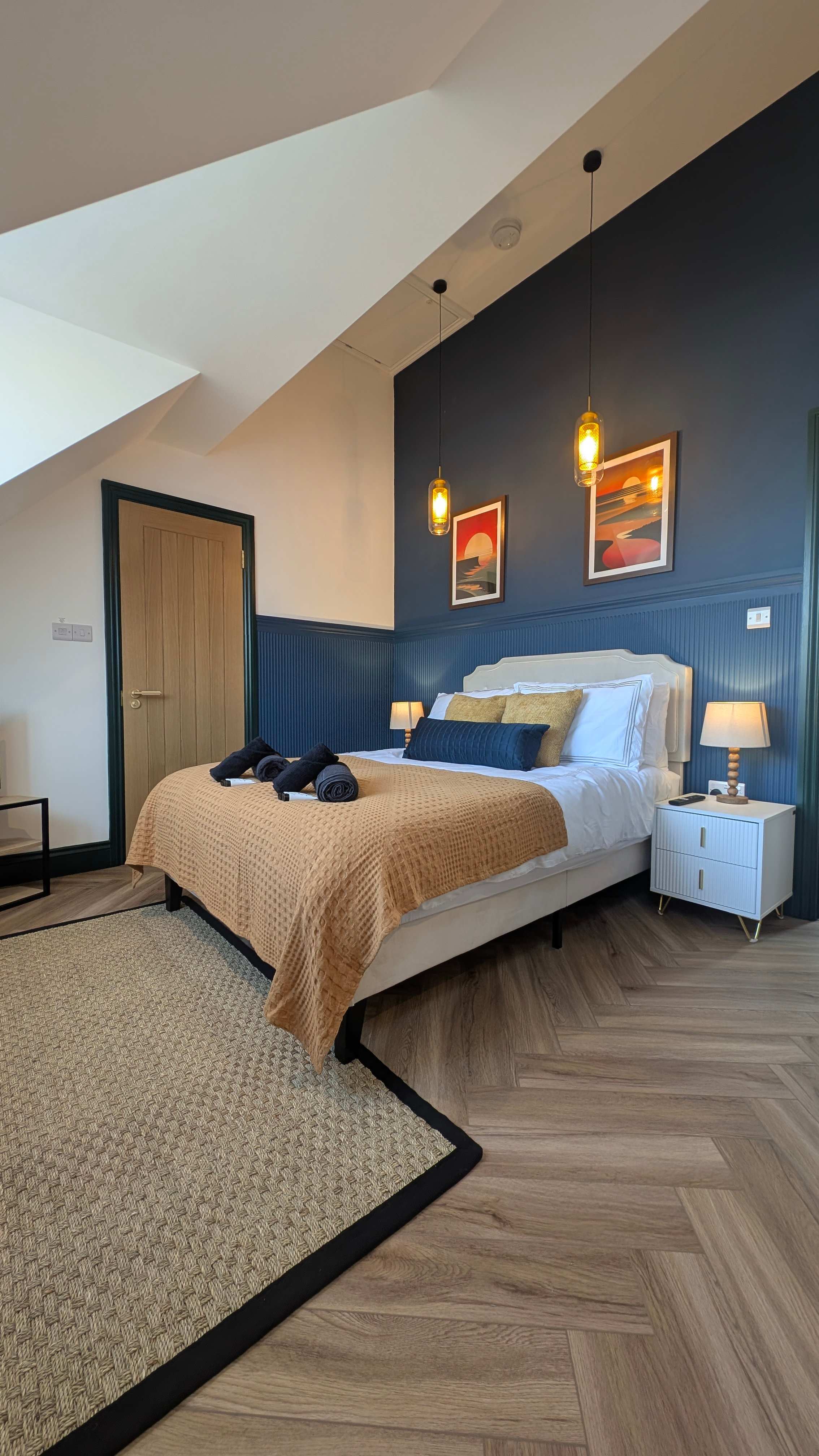 Luxury Seaton Beach Devon Sleeps 8 Parking in Queen Street 36 EX12 2RB - Property image 2 - VivreStays