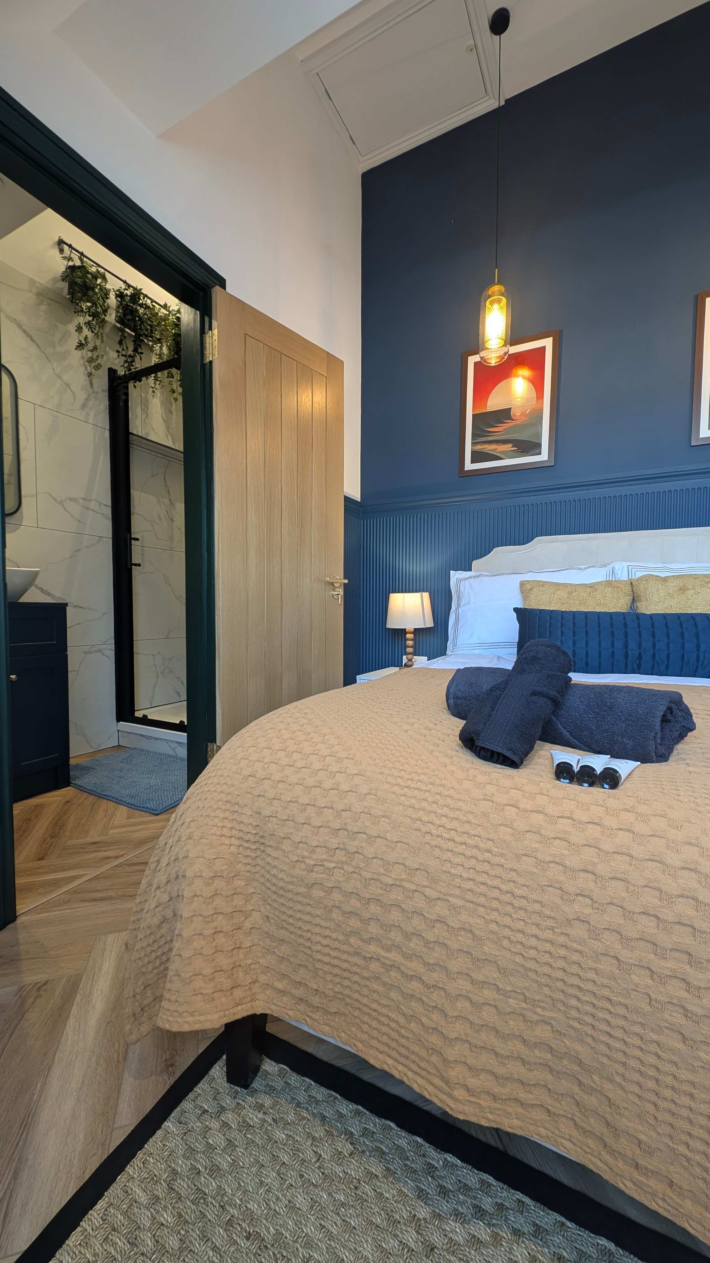 Luxury Seaton Beach Devon Sleeps 8 Parking in Queen Street 36 EX12 2RB - Property image 12 - VivreStays