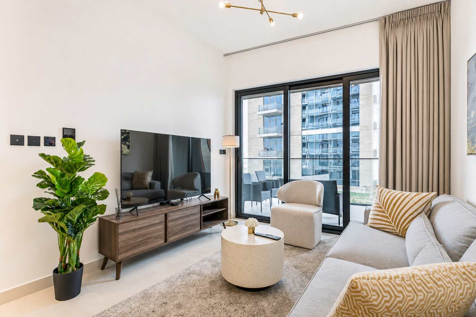 Bingatti Canal 1BR Apartment with Gym & Views - Image 1