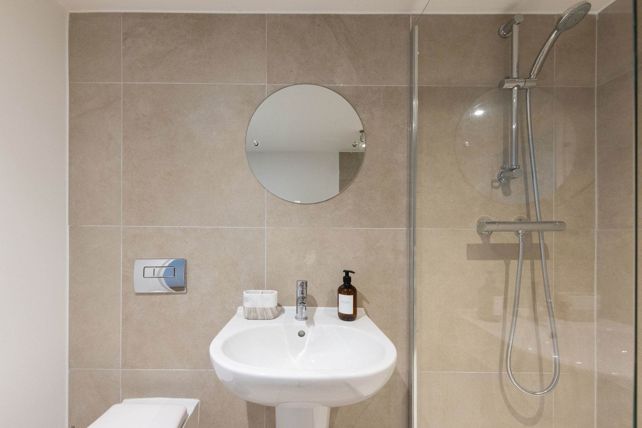 Bright modern shower room with spacious walk-in shower, ideal for refreshing after sightseeing.