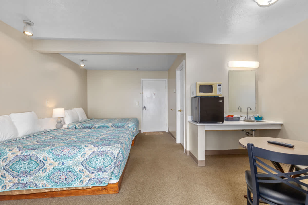 Double Bed Room in Heart of Lake City