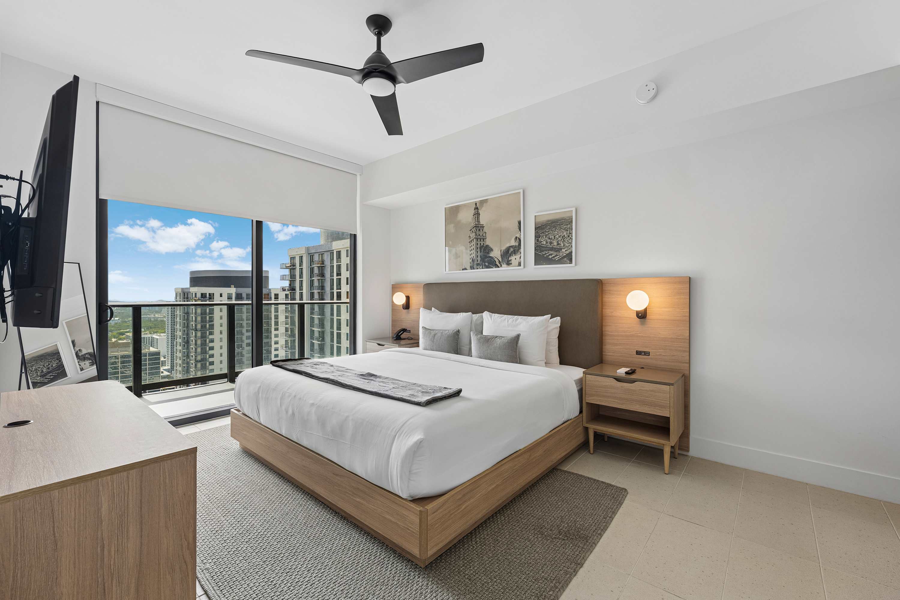 Sky Spritz  Downtown, Pool, Gym, Full Service Tower