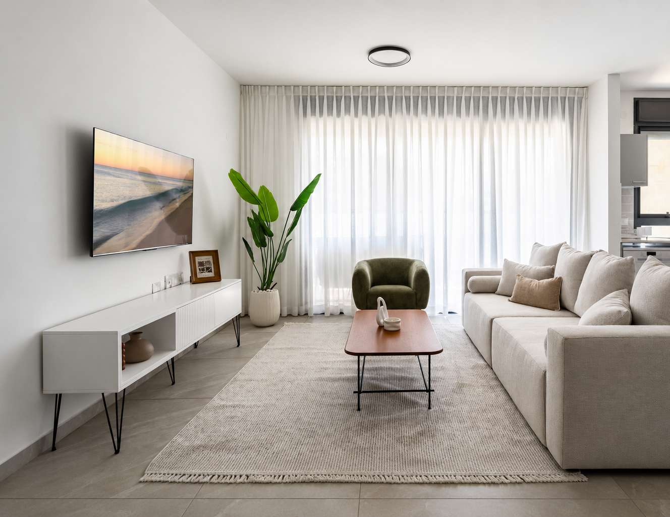 Elegant 4BR Stay l Balcony & Mamad