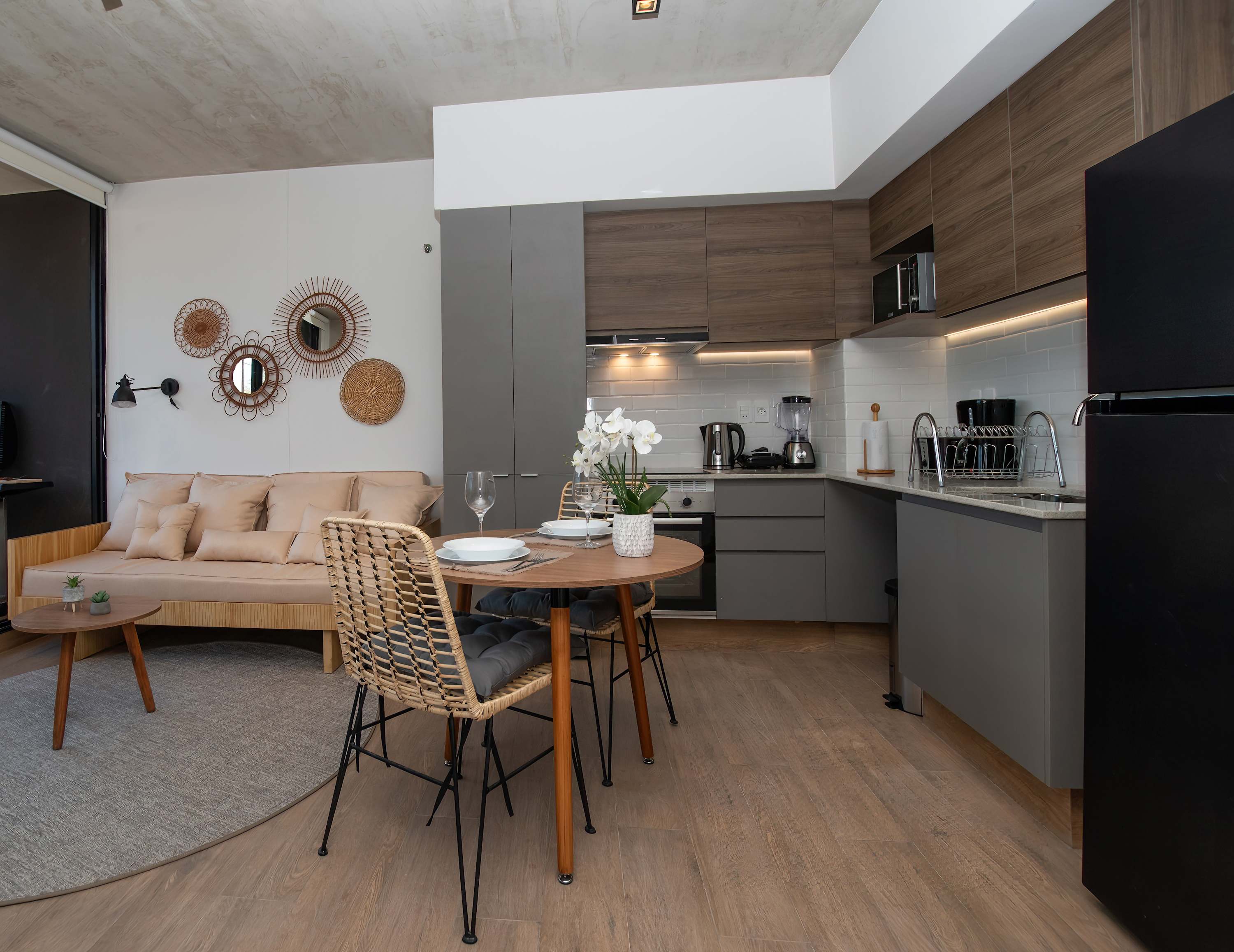 Stylish Hassler One-Bedroom with Pool, Gym