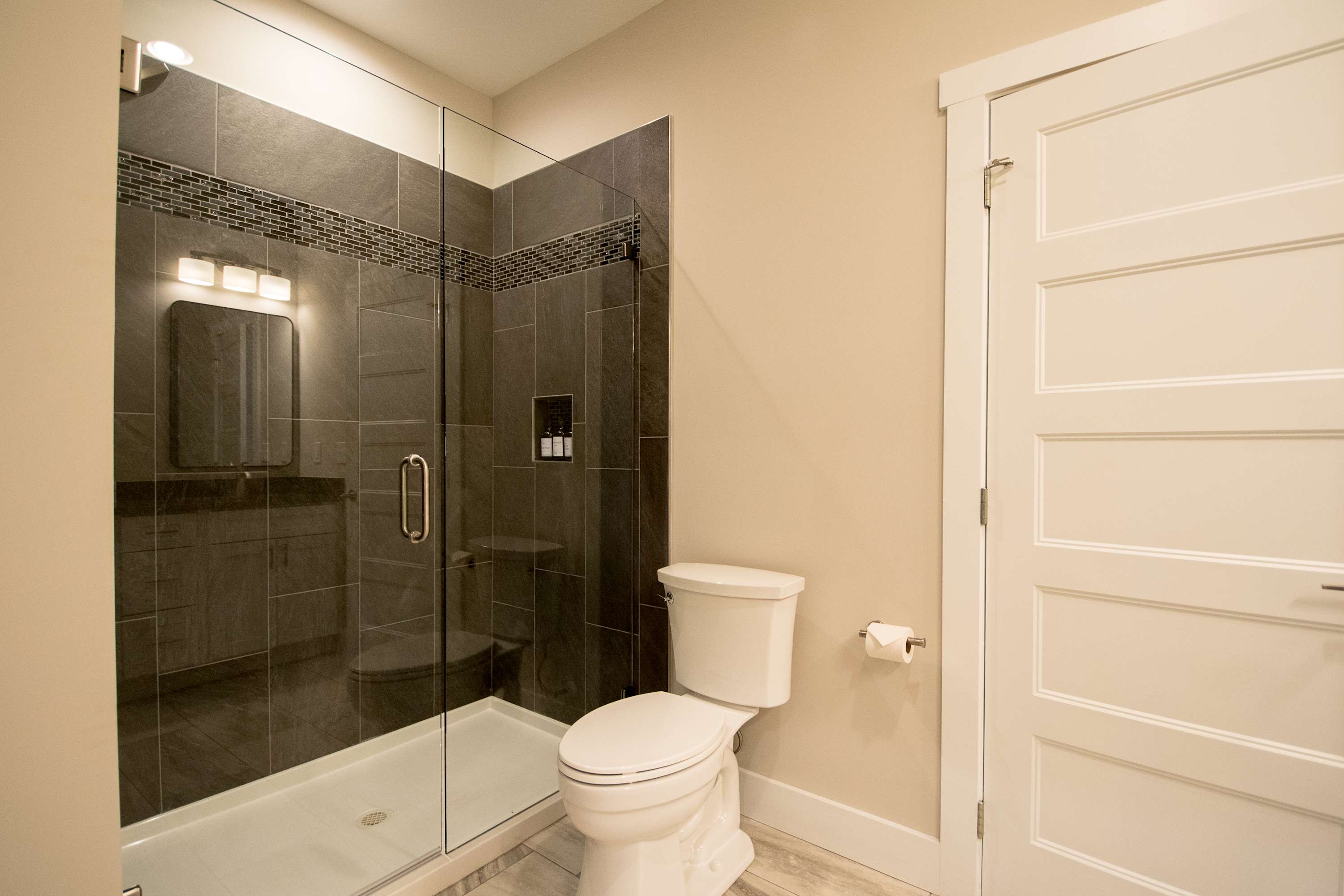 Modern Upper Retreat II | 2 Suites + Free Tix