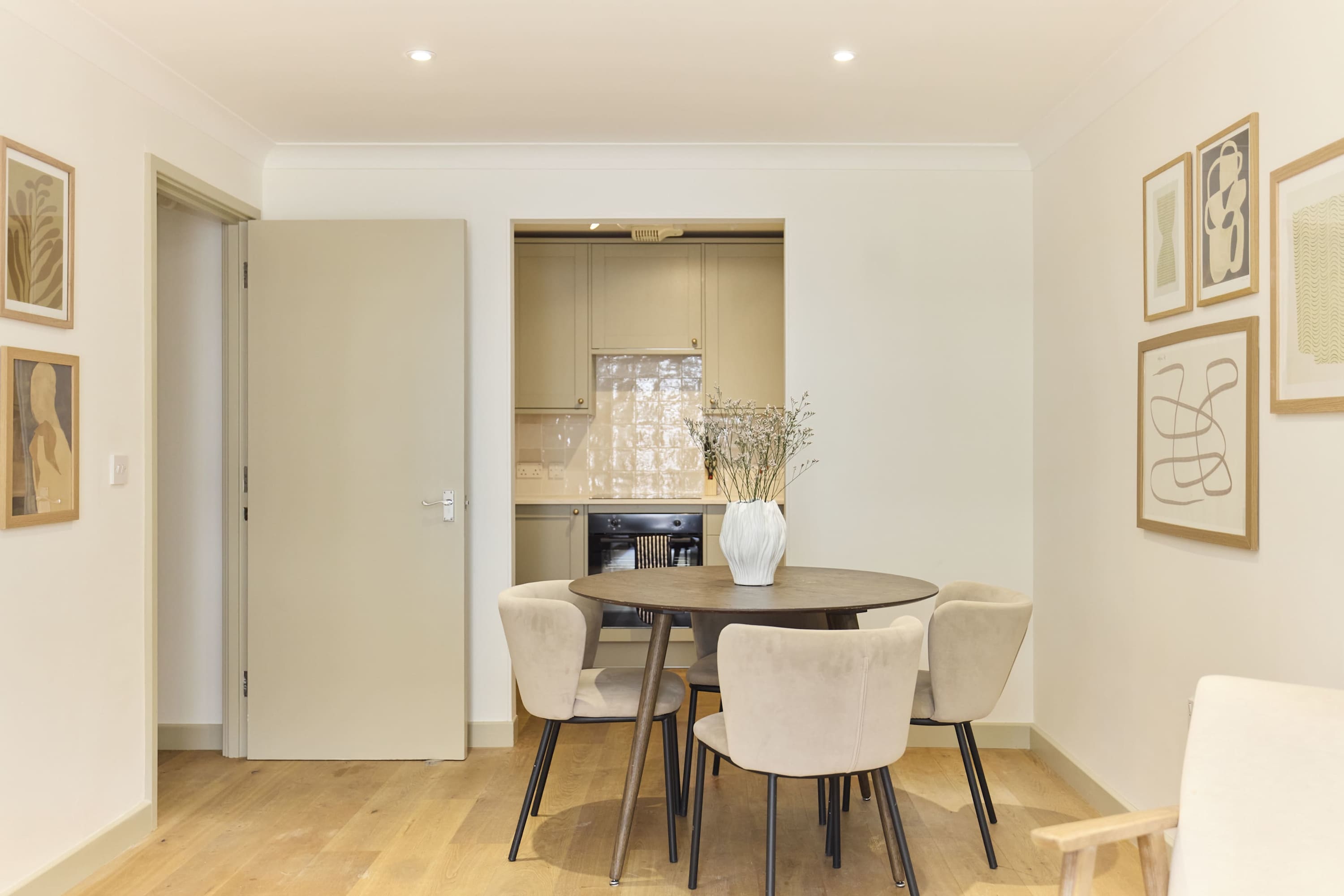First Act on Fulham Road in Flat 505, Sir Oswald Stoll Mansions, 446 Fulham Road SW6 1DS - Property image 5 - VivreStays