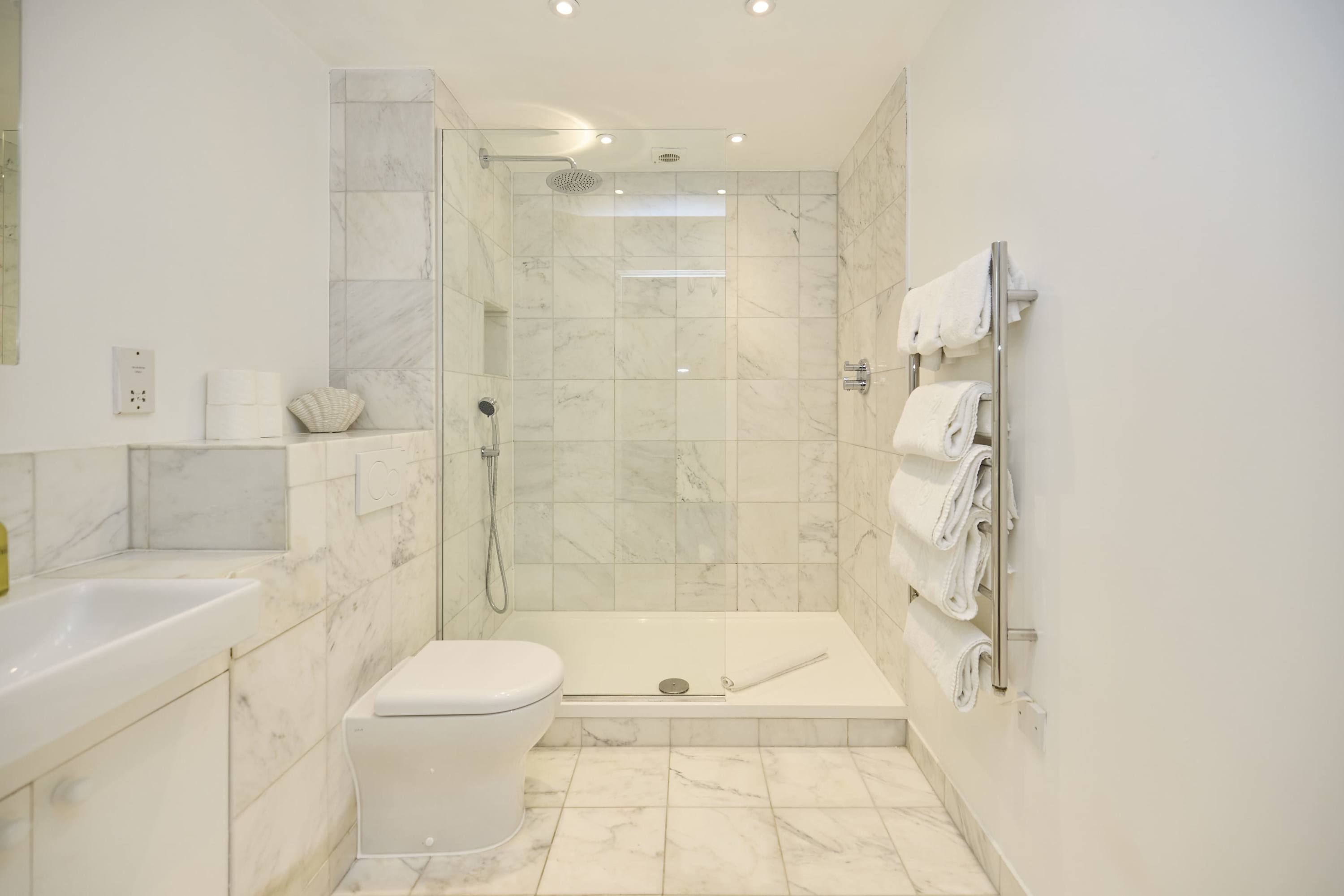 First Act on Fulham Road in Flat 505, Sir Oswald Stoll Mansions, 446 Fulham Road SW6 1DS - Property image 20 - VivreStays