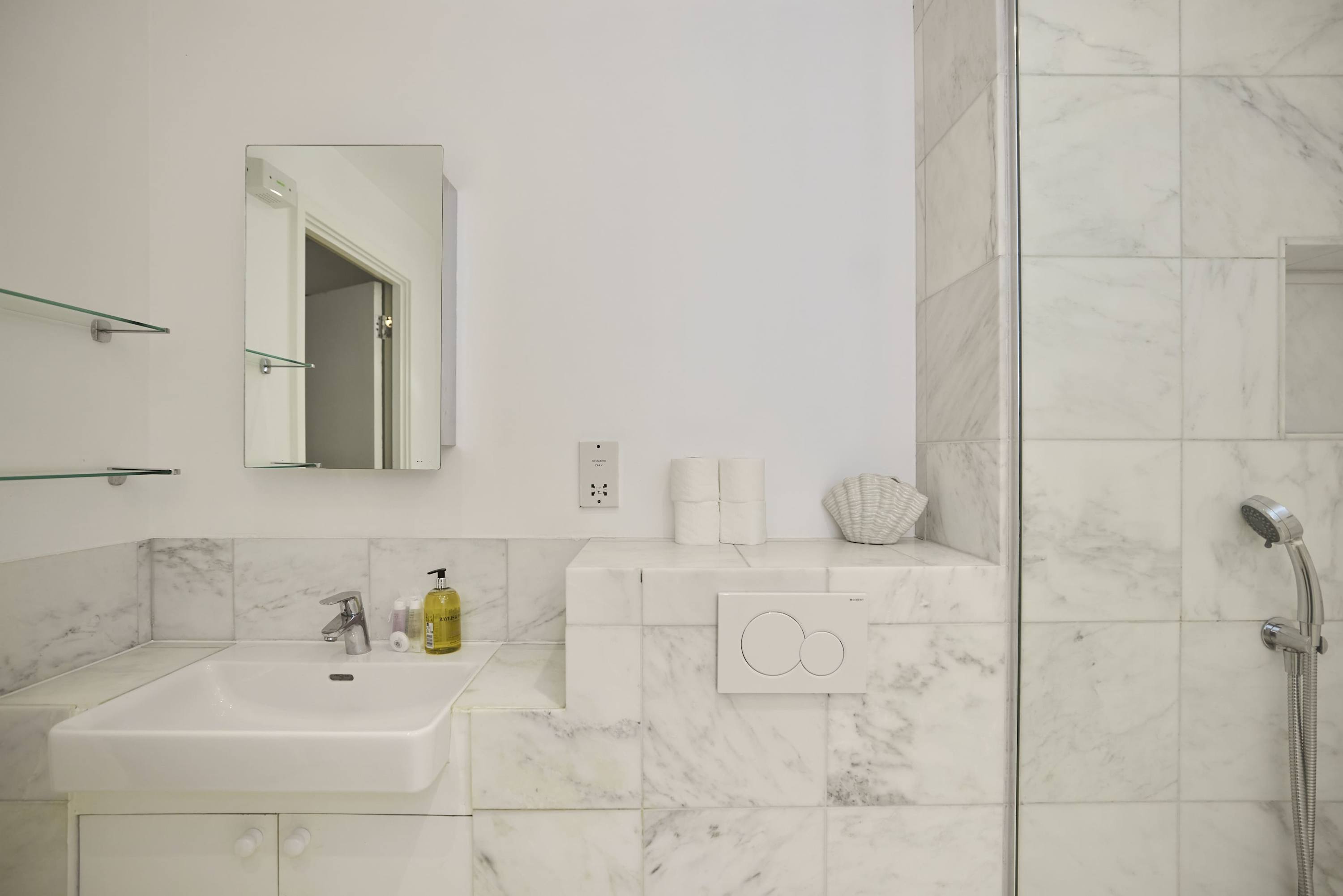 First Act on Fulham Road in Flat 505, Sir Oswald Stoll Mansions, 446 Fulham Road SW6 1DS - Property image 22 - VivreStays