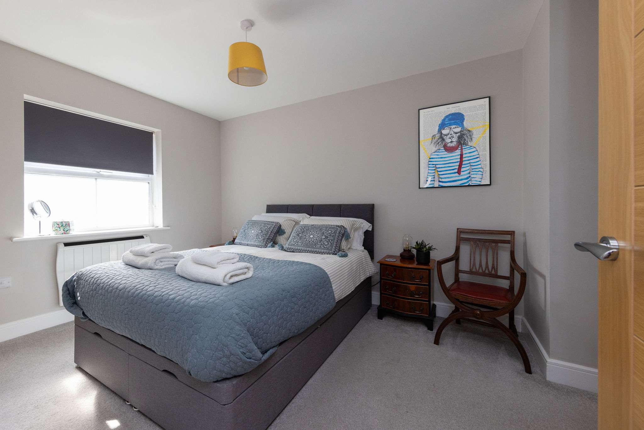 Bright contemporary kitchen with everything needed for relaxed family meals during your coastal getaway