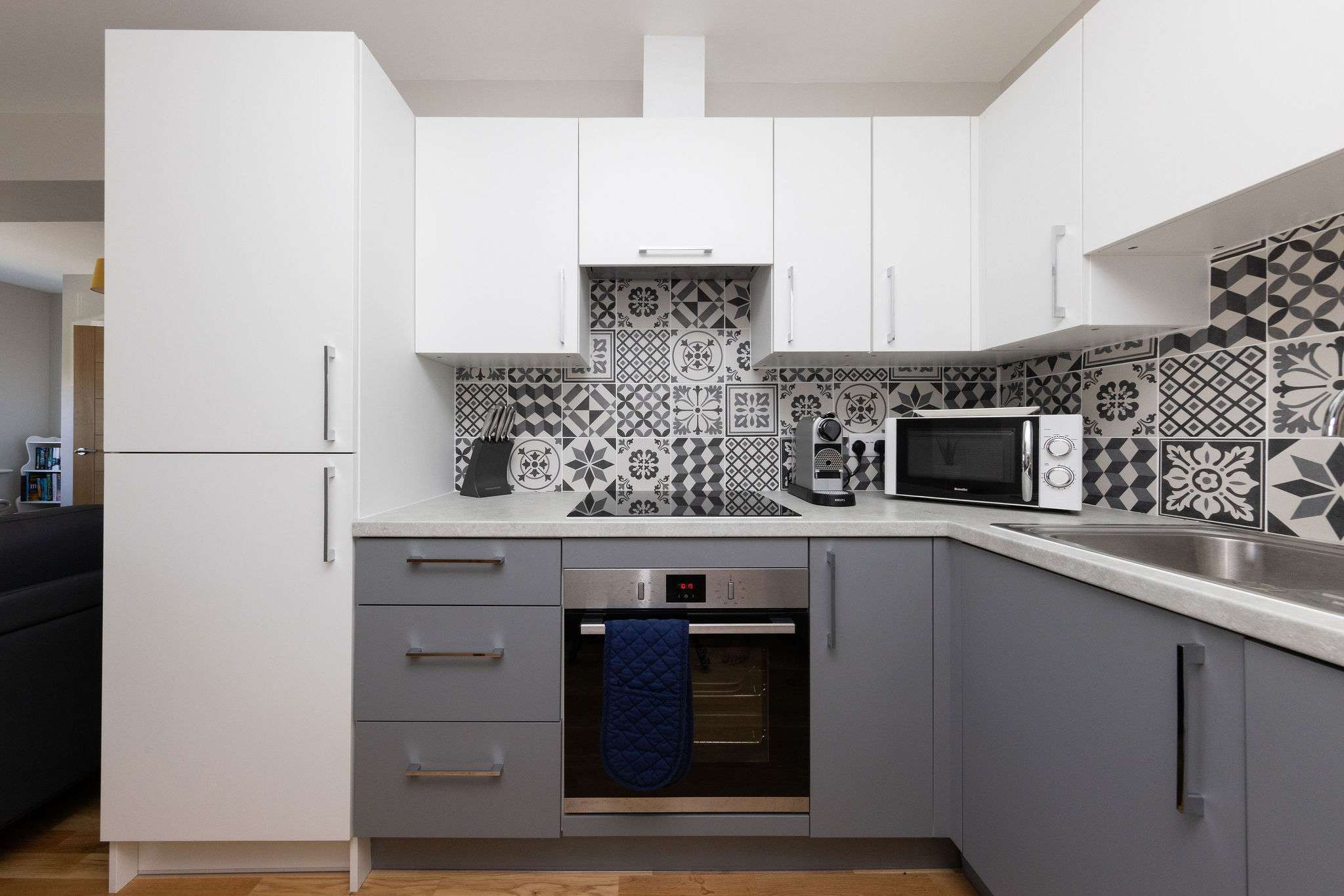 Bright contemporary kitchen with everything needed for relaxed family meals during your coastal getaway