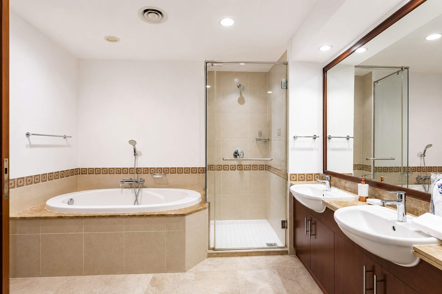 Sea View Beach Front Apartment Fairmont Palm - Image 15
